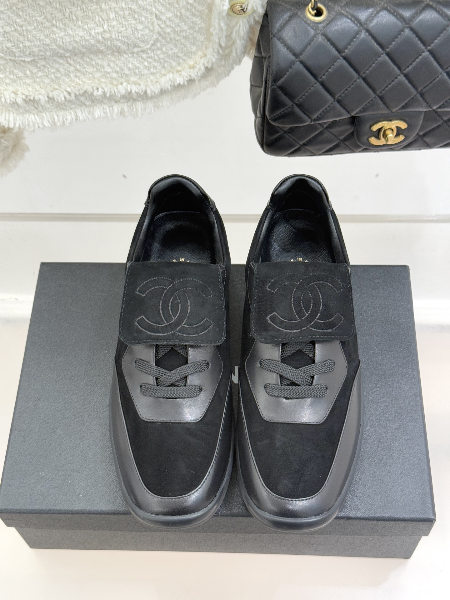 Chane* Vintage经典中古双C翻盖运动鞋当翻盖设计解锁复古巧思双C标志沉淀品牌传奇这双鞋便成了