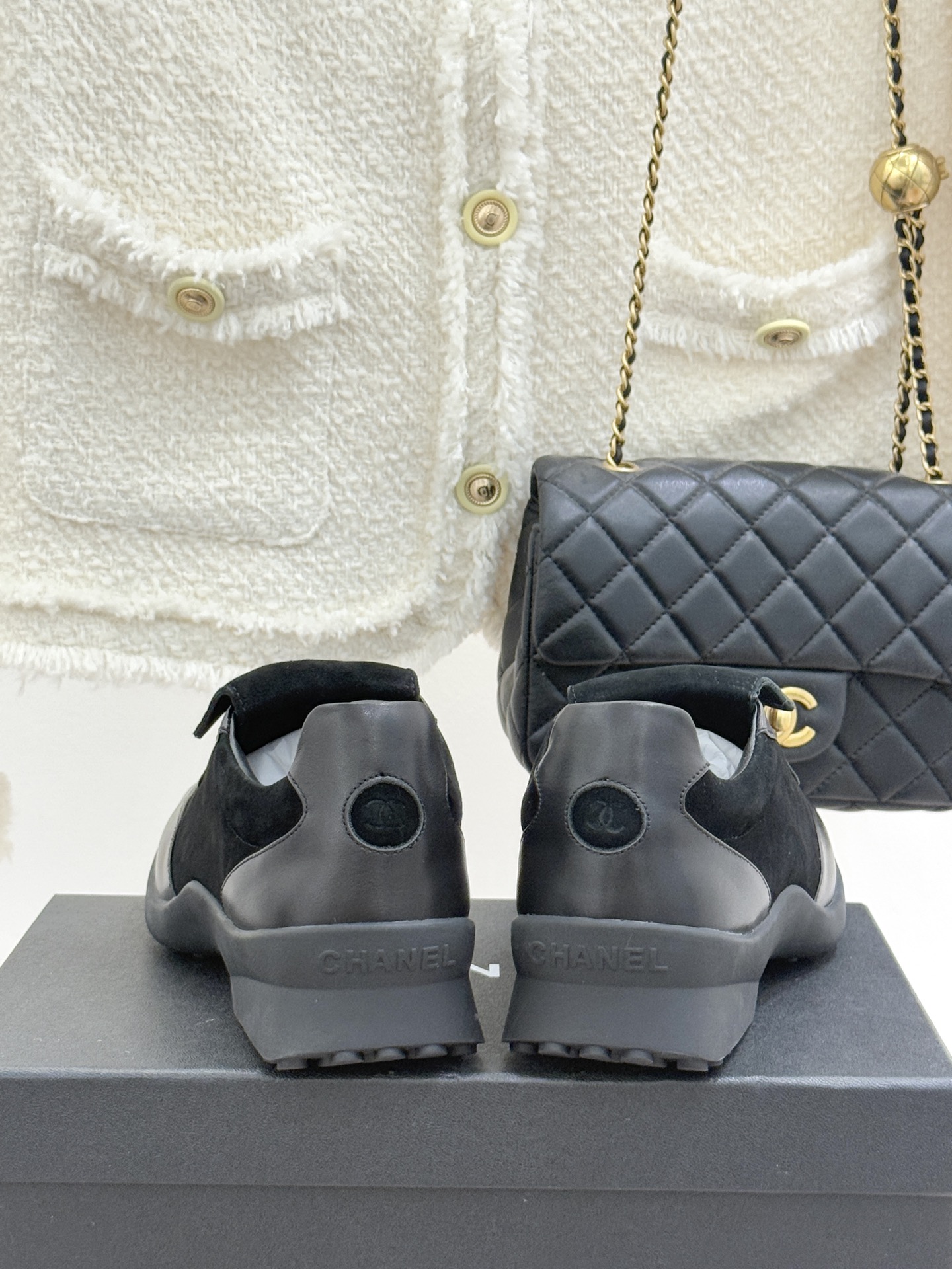 Chane* Vintage经典中古双C翻盖运动鞋当翻盖设计解锁复古巧思双C标志沉淀品牌传奇这双鞋便成了