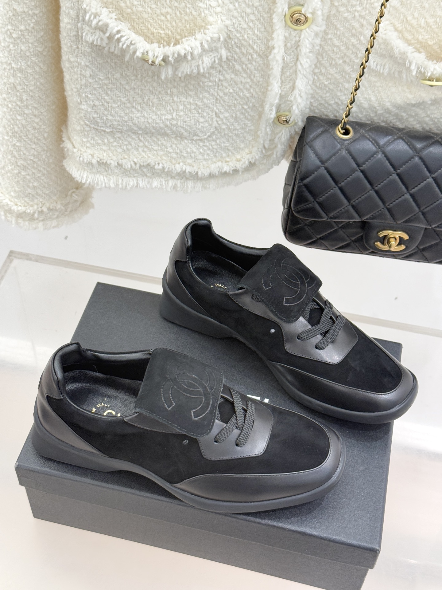 Chane* Vintage经典中古双C翻盖运动鞋当翻盖设计解锁复古巧思双C标志沉淀品牌传奇这双鞋便成了