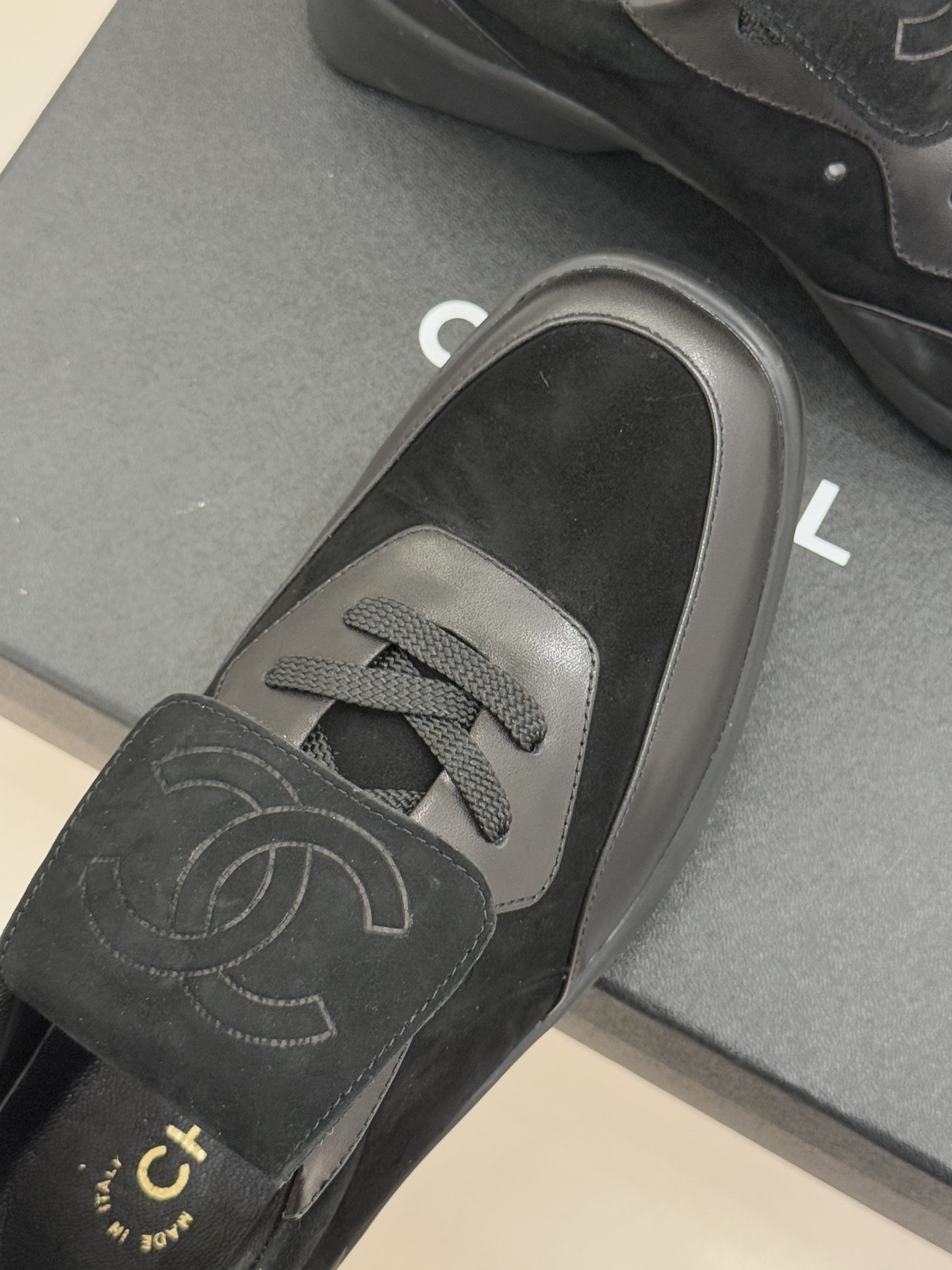 Chane* Vintage经典中古双C翻盖运动鞋当翻盖设计解锁复古巧思双C标志沉淀品牌传奇这双鞋便成了