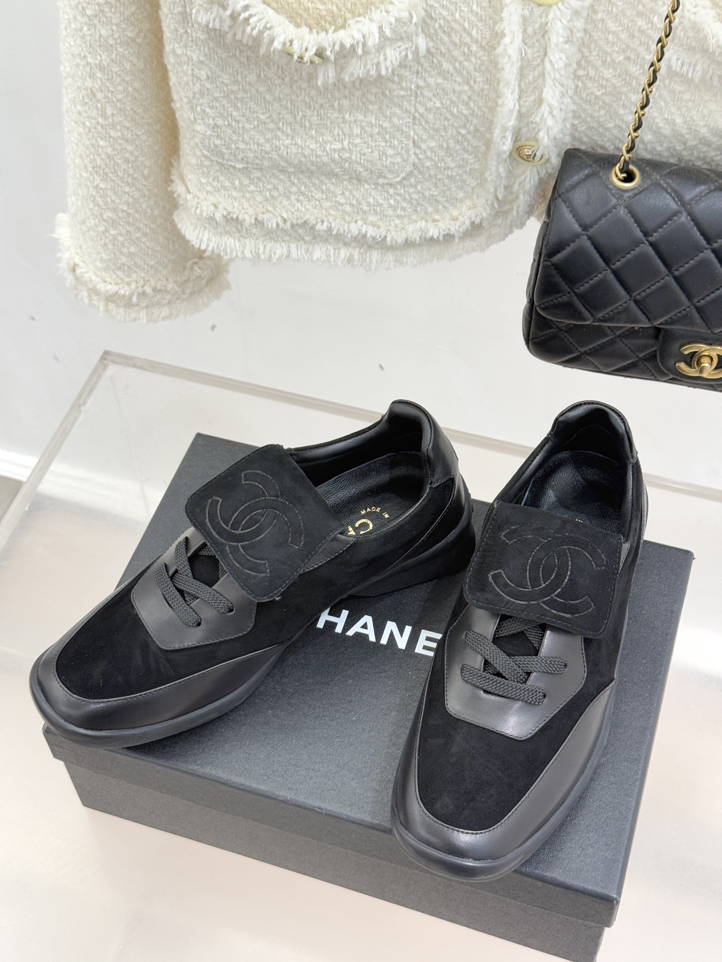 Chane* Vintage经典中古双C翻盖运动鞋当翻盖设计解锁复古巧思双C标志沉淀品牌传奇这双鞋便成了