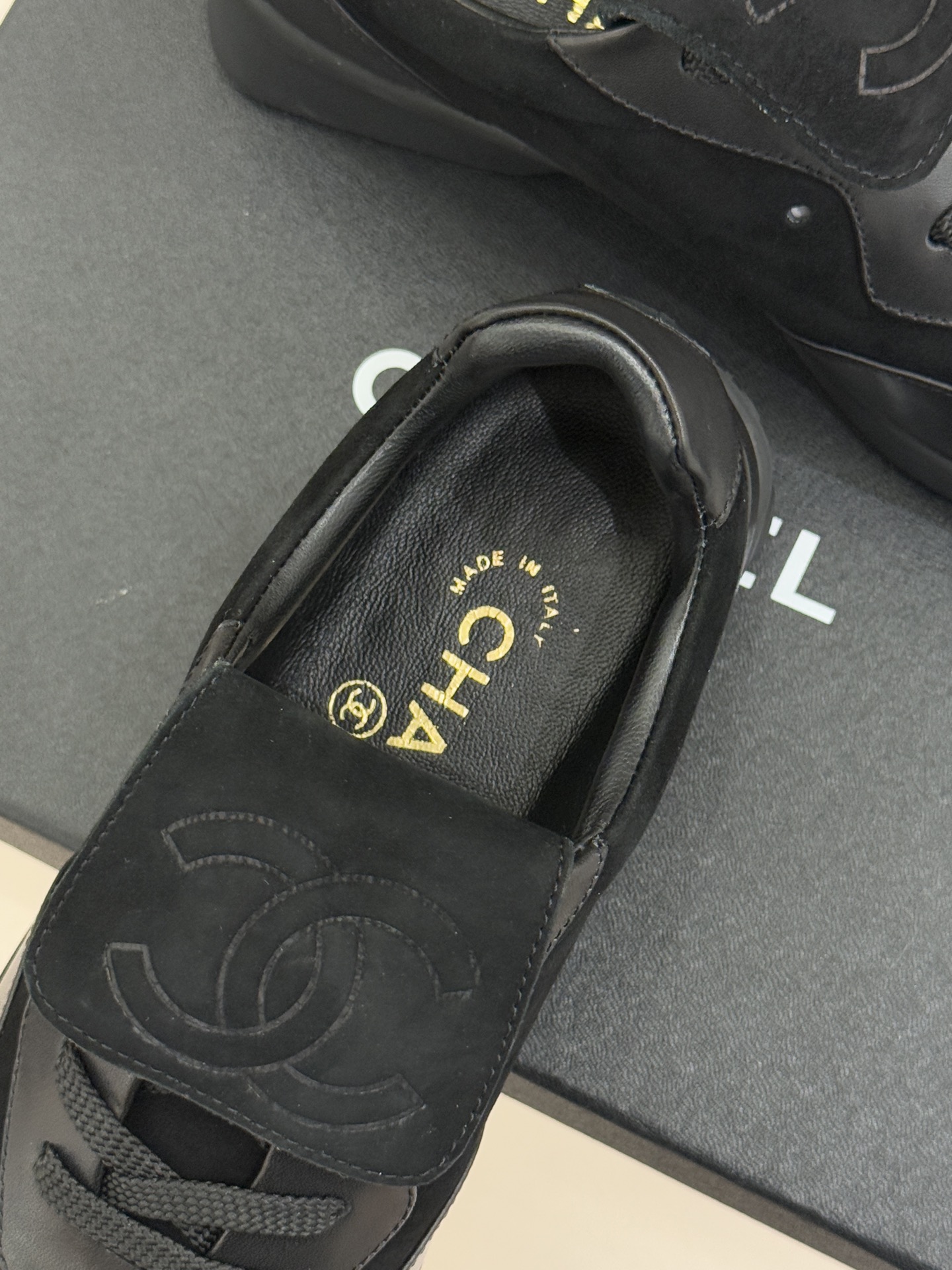 Chane* Vintage经典中古双C翻盖运动鞋当翻盖设计解锁复古巧思双C标志沉淀品牌传奇这双鞋便成了