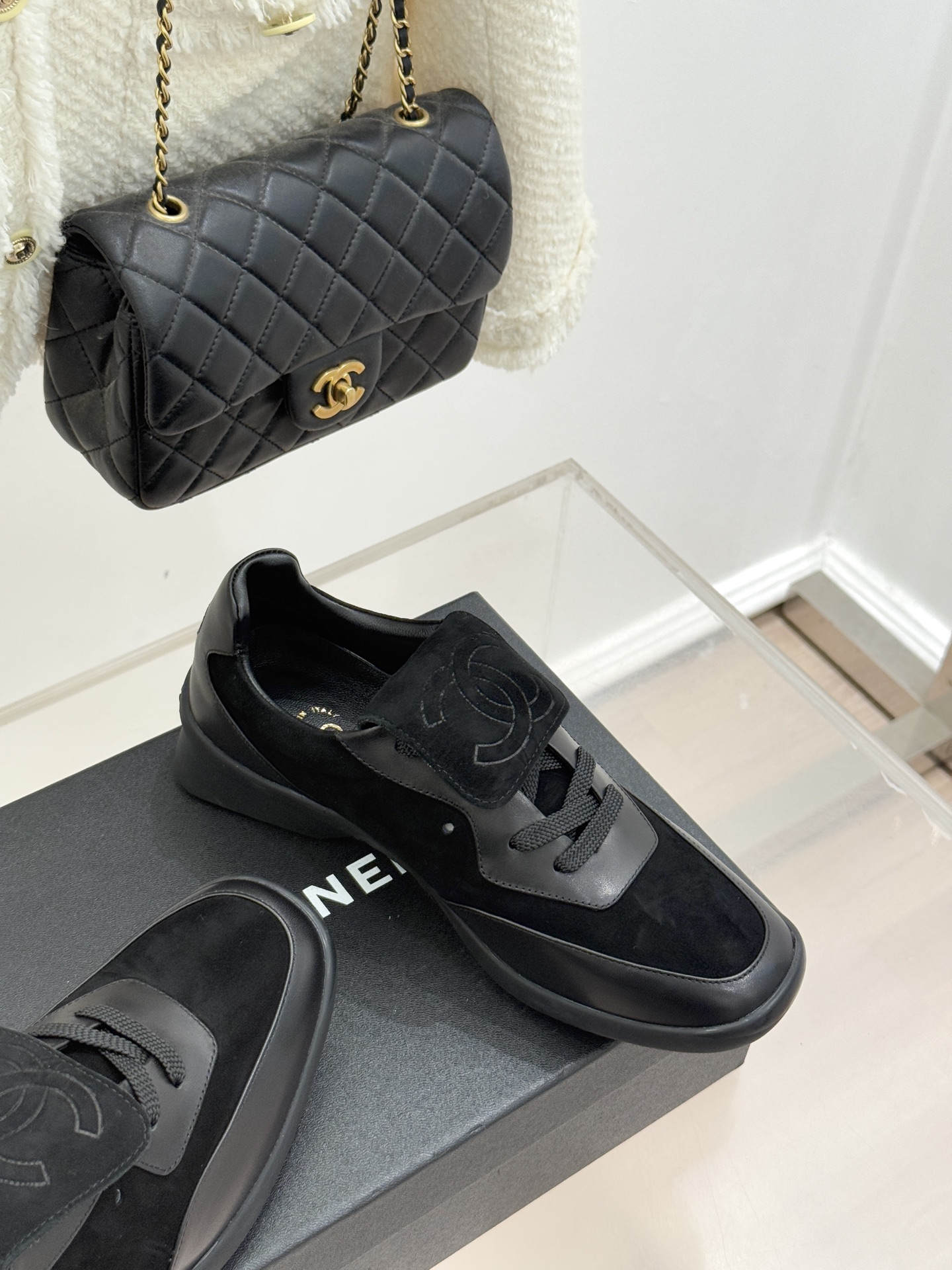 Chane* Vintage经典中古双C翻盖运动鞋当翻盖设计解锁复古巧思双C标志沉淀品牌传奇这双鞋便成了