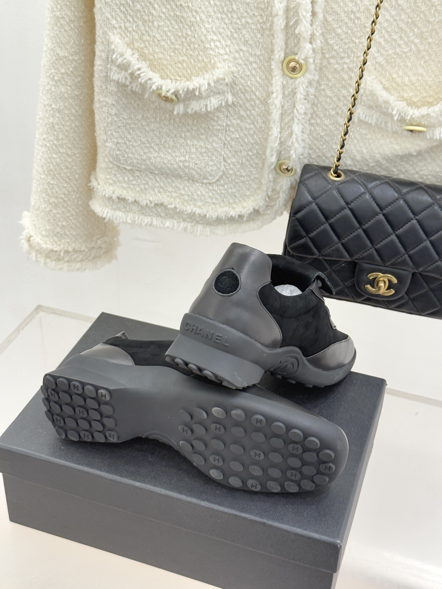 Chane* Vintage经典中古双C翻盖运动鞋当翻盖设计解锁复古巧思双C标志沉淀品牌传奇这双鞋便成了