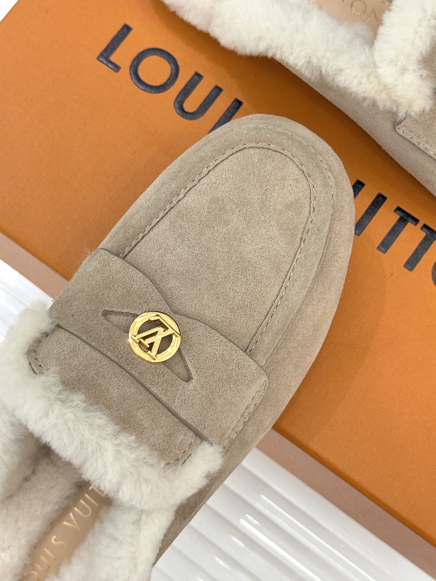 驴家25WF新品金属圆标穆勒半拖毛拖当LV百年奢雅基因邂逅穆勒鞋的慵懒精髓这双毛拖以柔暖质感与标志性设计
