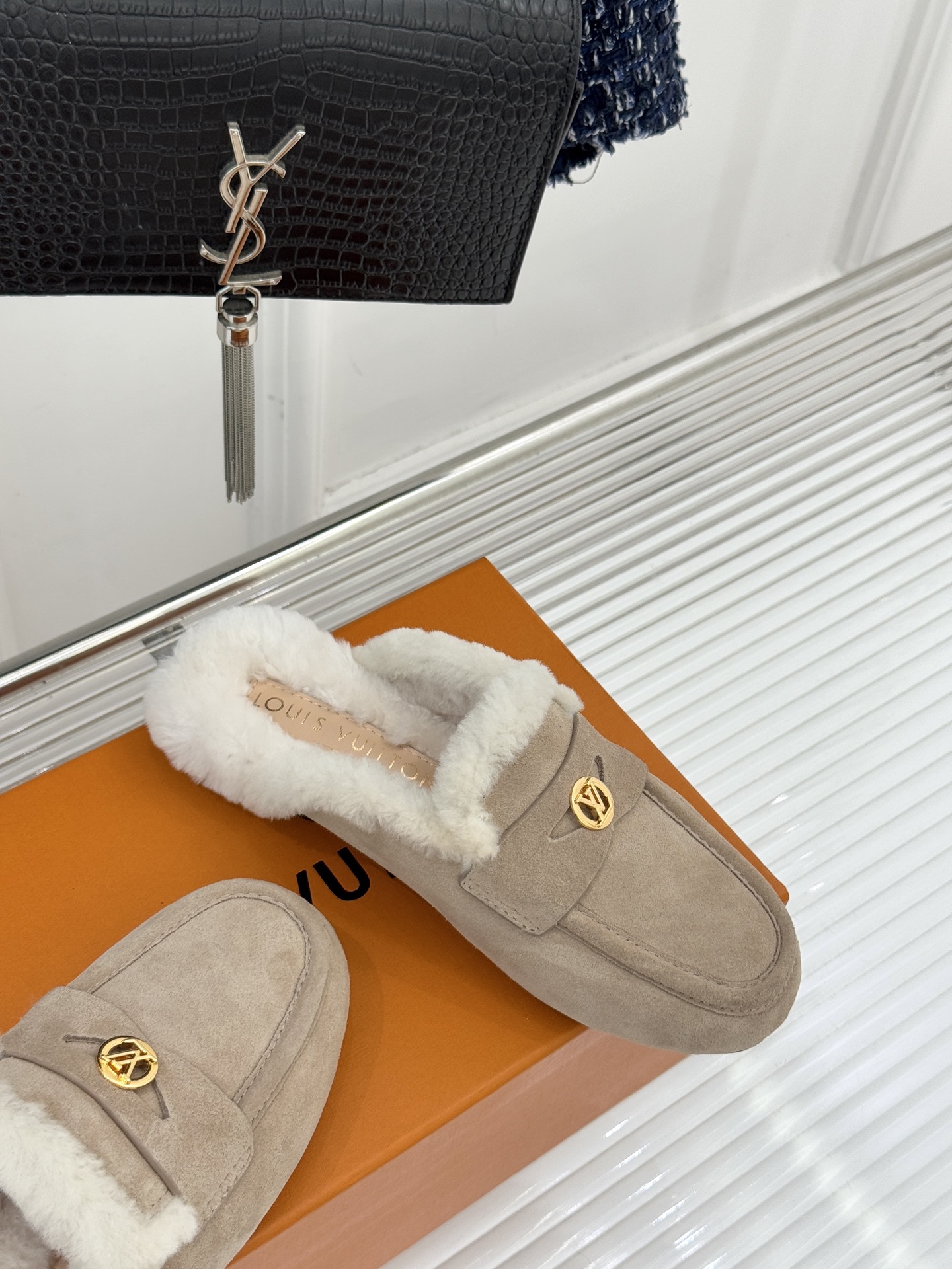 驴家25WF新品金属圆标穆勒半拖毛拖当LV百年奢雅基因邂逅穆勒鞋的慵懒精髓这双毛拖以柔暖质感与标志性设计