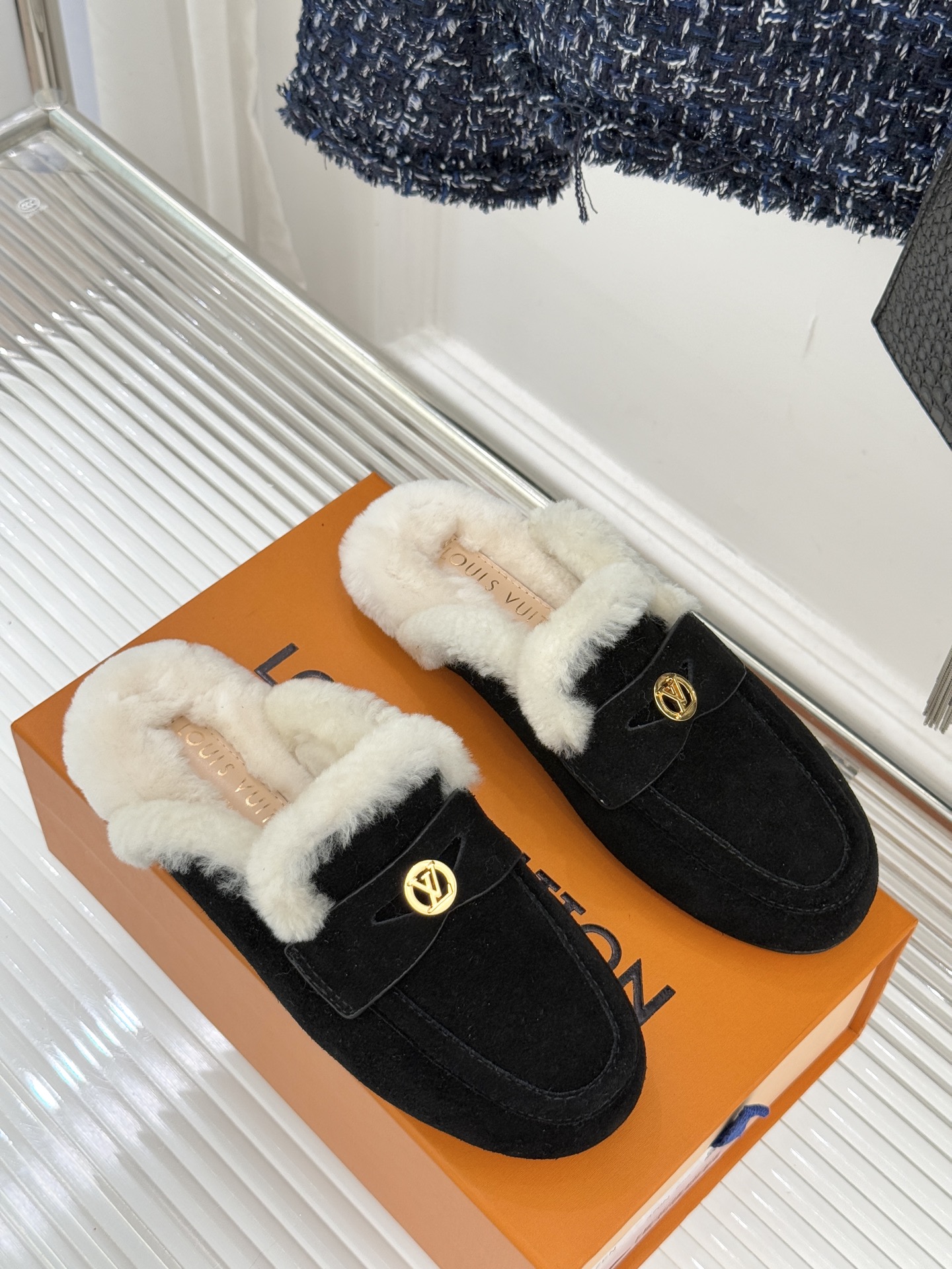 驴家25WF新品金属圆标穆勒半拖毛拖当LV百年奢雅基因邂逅穆勒鞋的慵懒精髓这双毛拖以柔暖质感与标志性设计