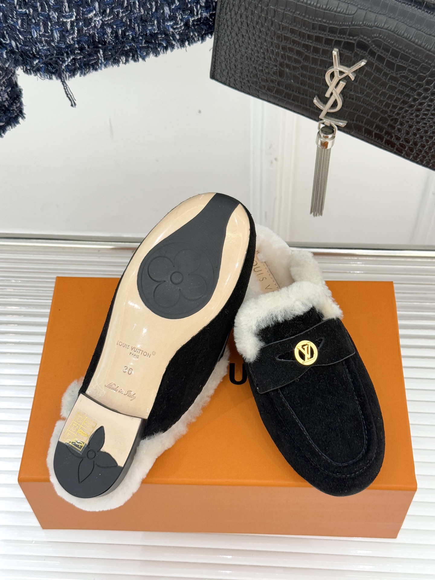 驴家25WF新品金属圆标穆勒半拖毛拖当LV百年奢雅基因邂逅穆勒鞋的慵懒精髓这双毛拖以柔暖质感与标志性设计