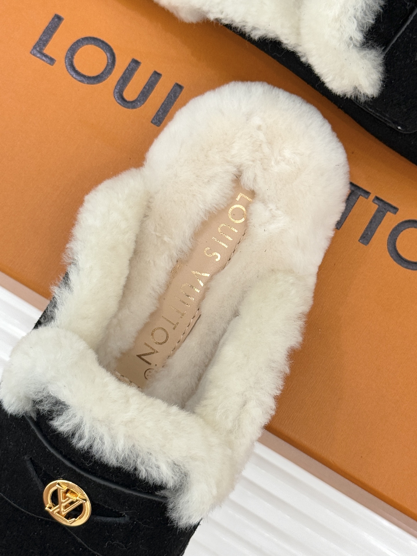 驴家25WF新品金属圆标穆勒半拖毛拖当LV百年奢雅基因邂逅穆勒鞋的慵懒精髓这双毛拖以柔暖质感与标志性设计