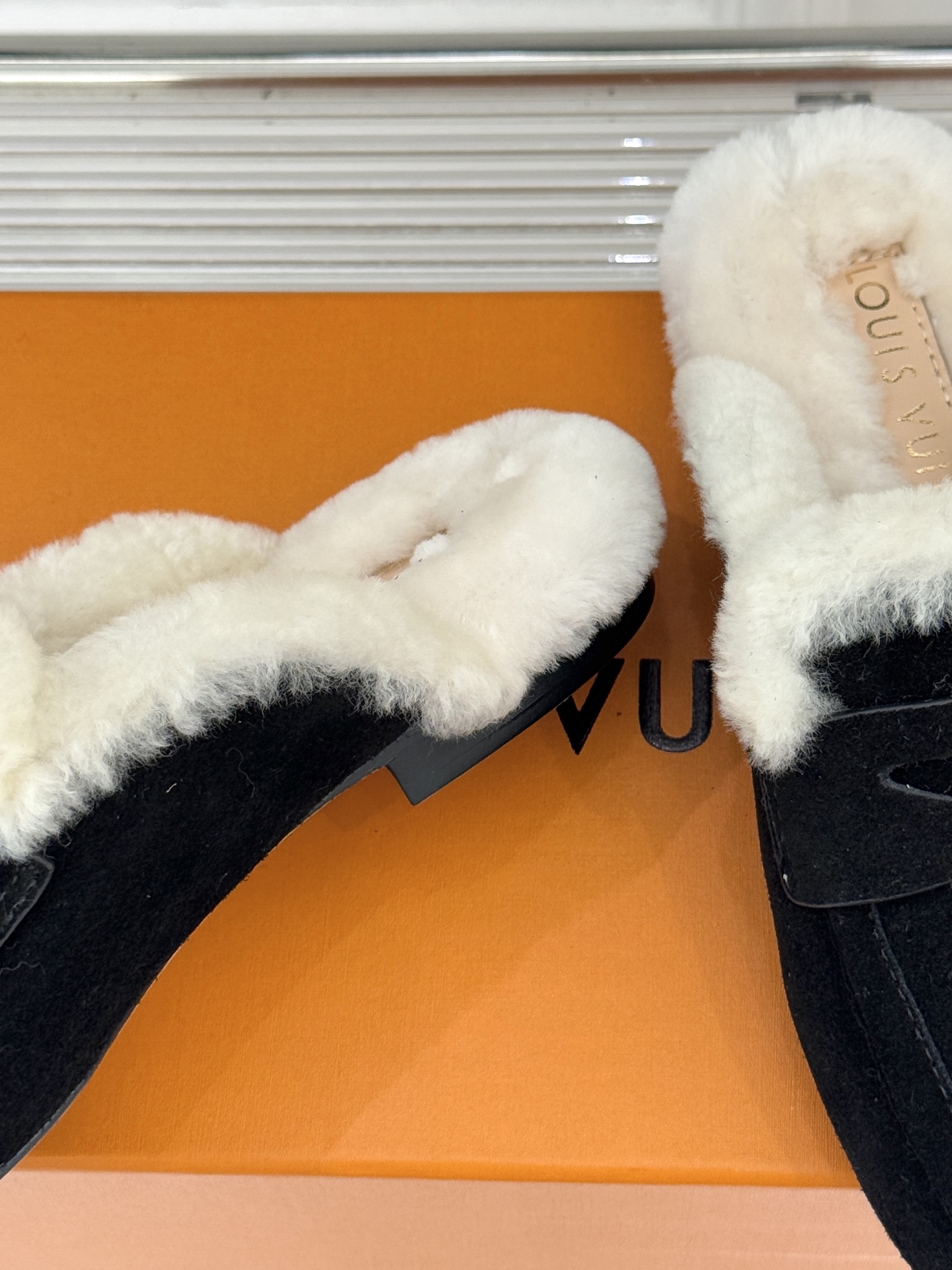 驴家25WF新品金属圆标穆勒半拖毛拖当LV百年奢雅基因邂逅穆勒鞋的慵懒精髓这双毛拖以柔暖质感与标志性设计