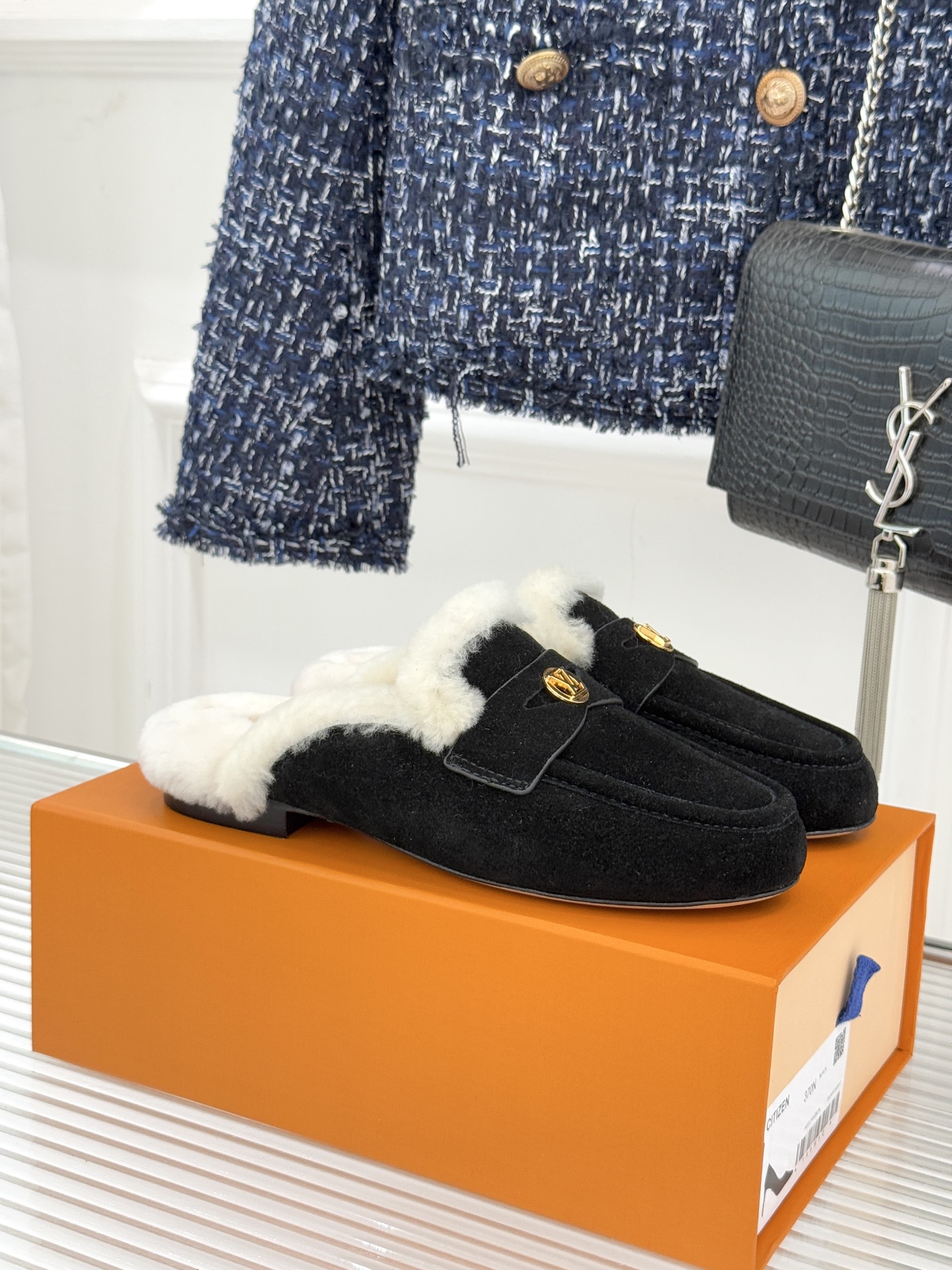 驴家25WF新品金属圆标穆勒半拖毛拖当LV百年奢雅基因邂逅穆勒鞋的慵懒精髓这双毛拖以柔暖质感与标志性设计