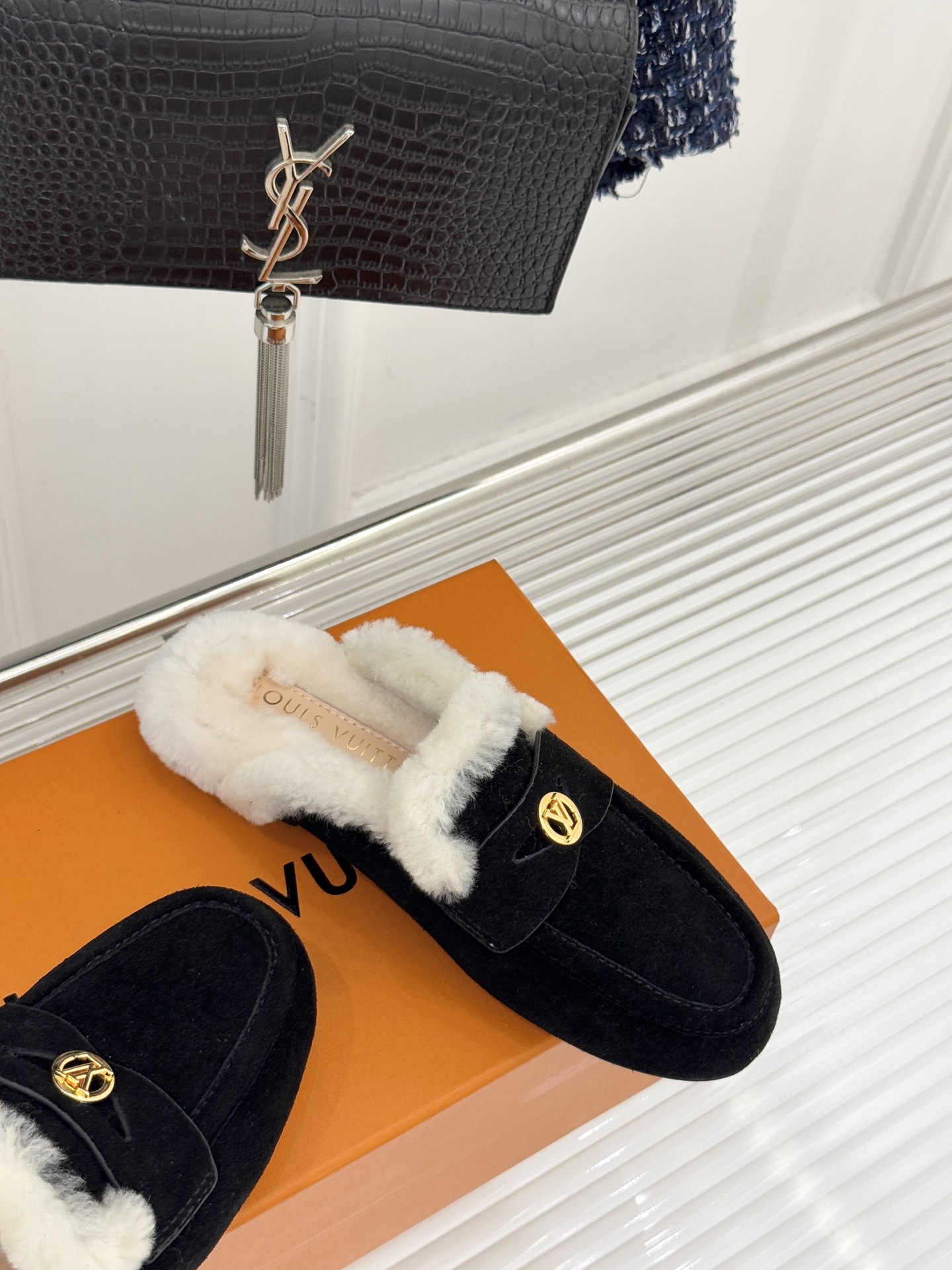 驴家25WF新品金属圆标穆勒半拖毛拖当LV百年奢雅基因邂逅穆勒鞋的慵懒精髓这双毛拖以柔暖质感与标志性设计
