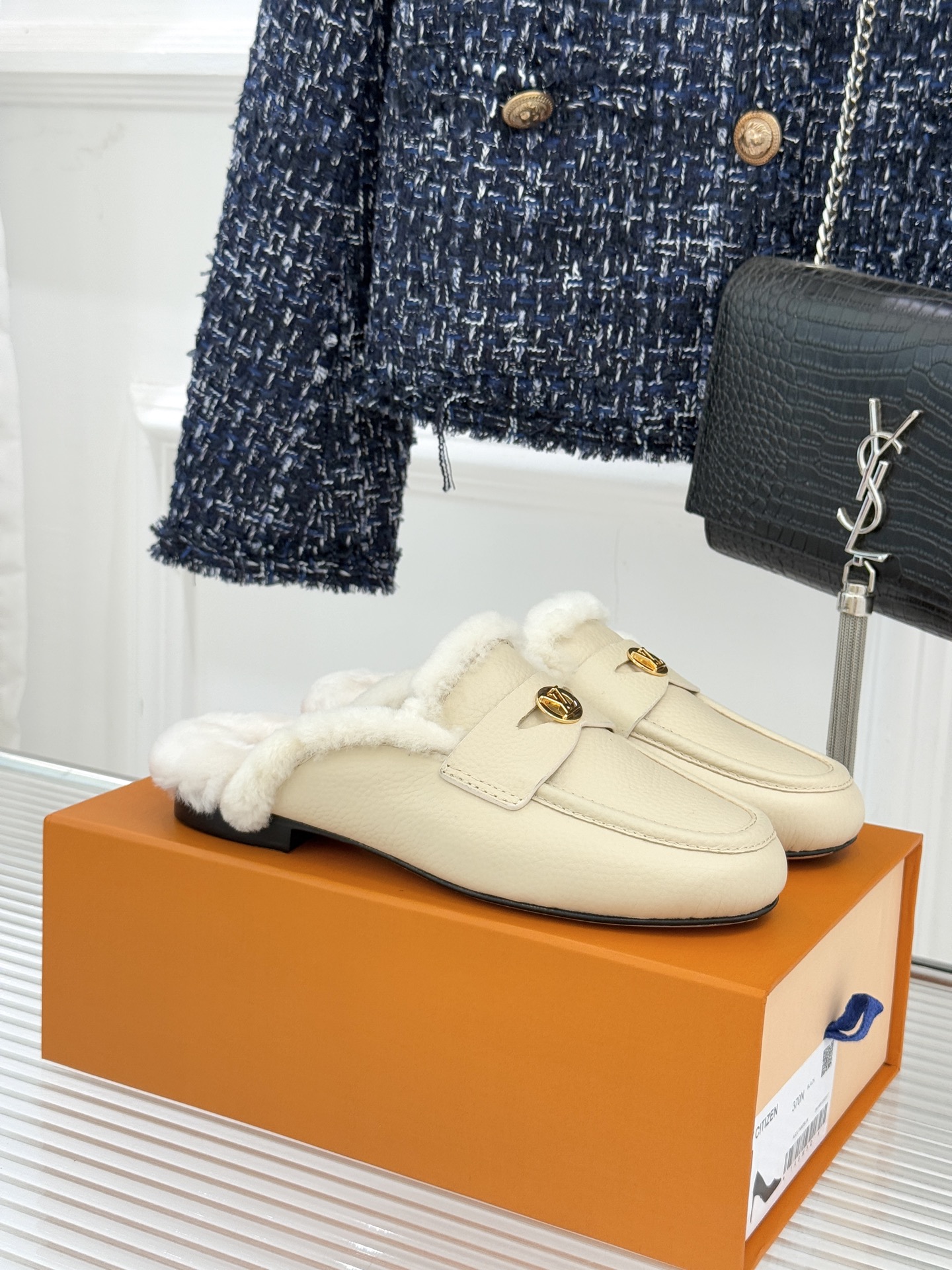驴家25WF新品金属圆标穆勒半拖毛拖当LV百年奢雅基因邂逅穆勒鞋的慵懒精髓这双毛拖以柔暖质感与标志性设计