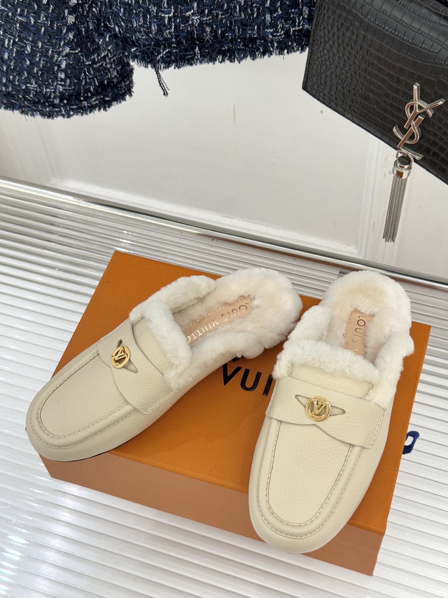 驴家25WF新品金属圆标穆勒半拖毛拖当LV百年奢雅基因邂逅穆勒鞋的慵懒精髓这双毛拖以柔暖质感与标志性设计