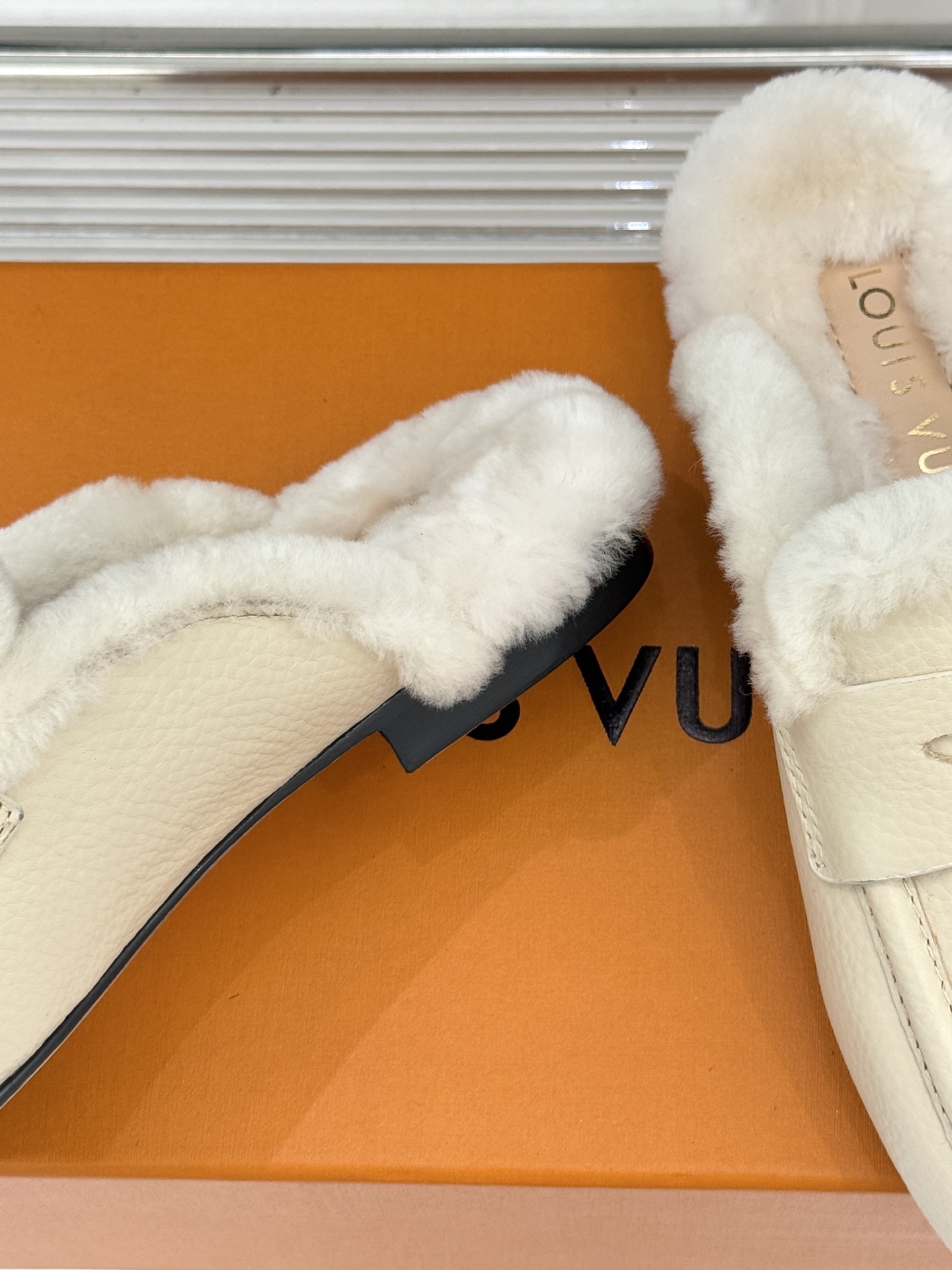 驴家25WF新品金属圆标穆勒半拖毛拖当LV百年奢雅基因邂逅穆勒鞋的慵懒精髓这双毛拖以柔暖质感与标志性设计