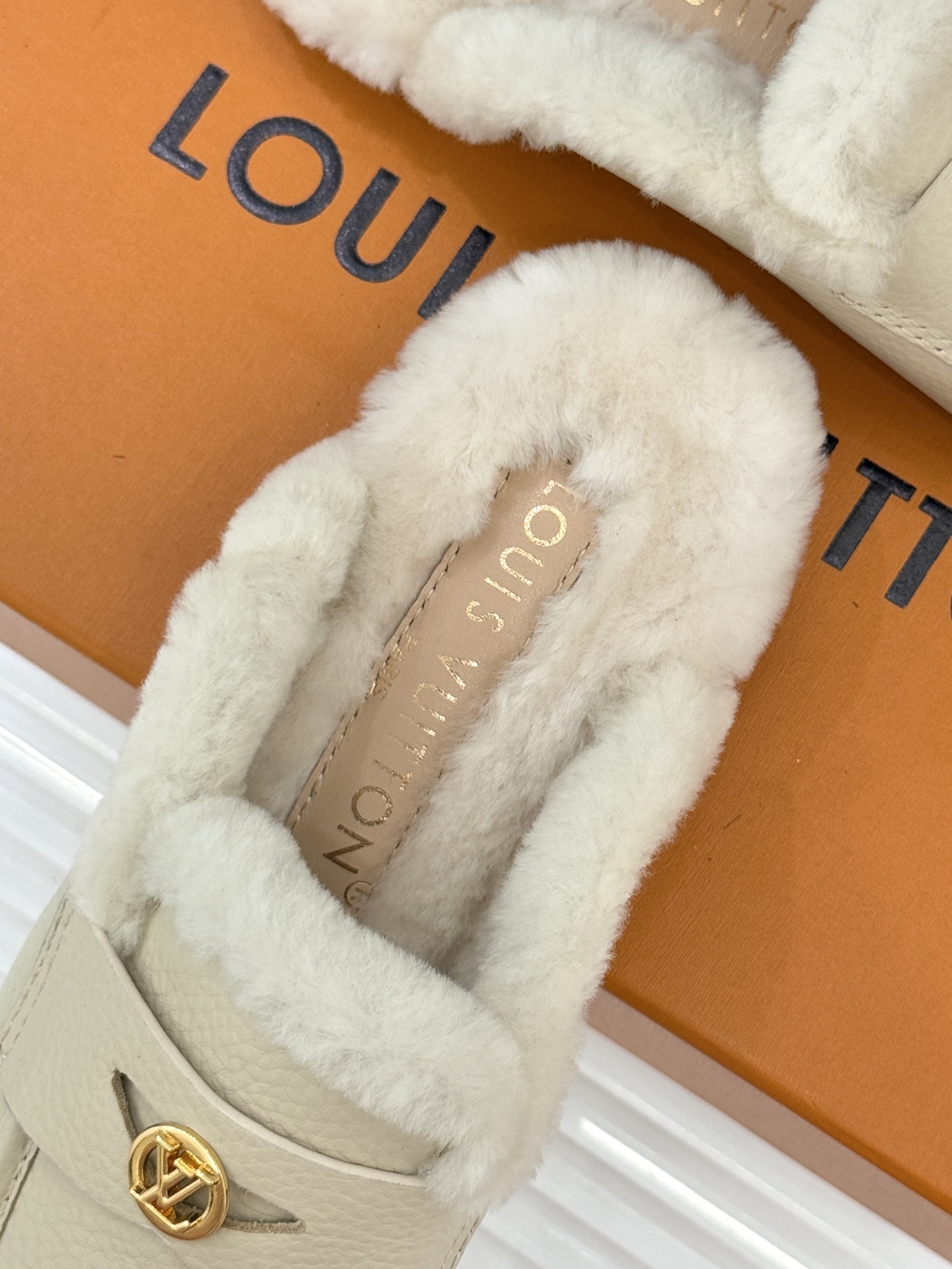 驴家25WF新品金属圆标穆勒半拖毛拖当LV百年奢雅基因邂逅穆勒鞋的慵懒精髓这双毛拖以柔暖质感与标志性设计