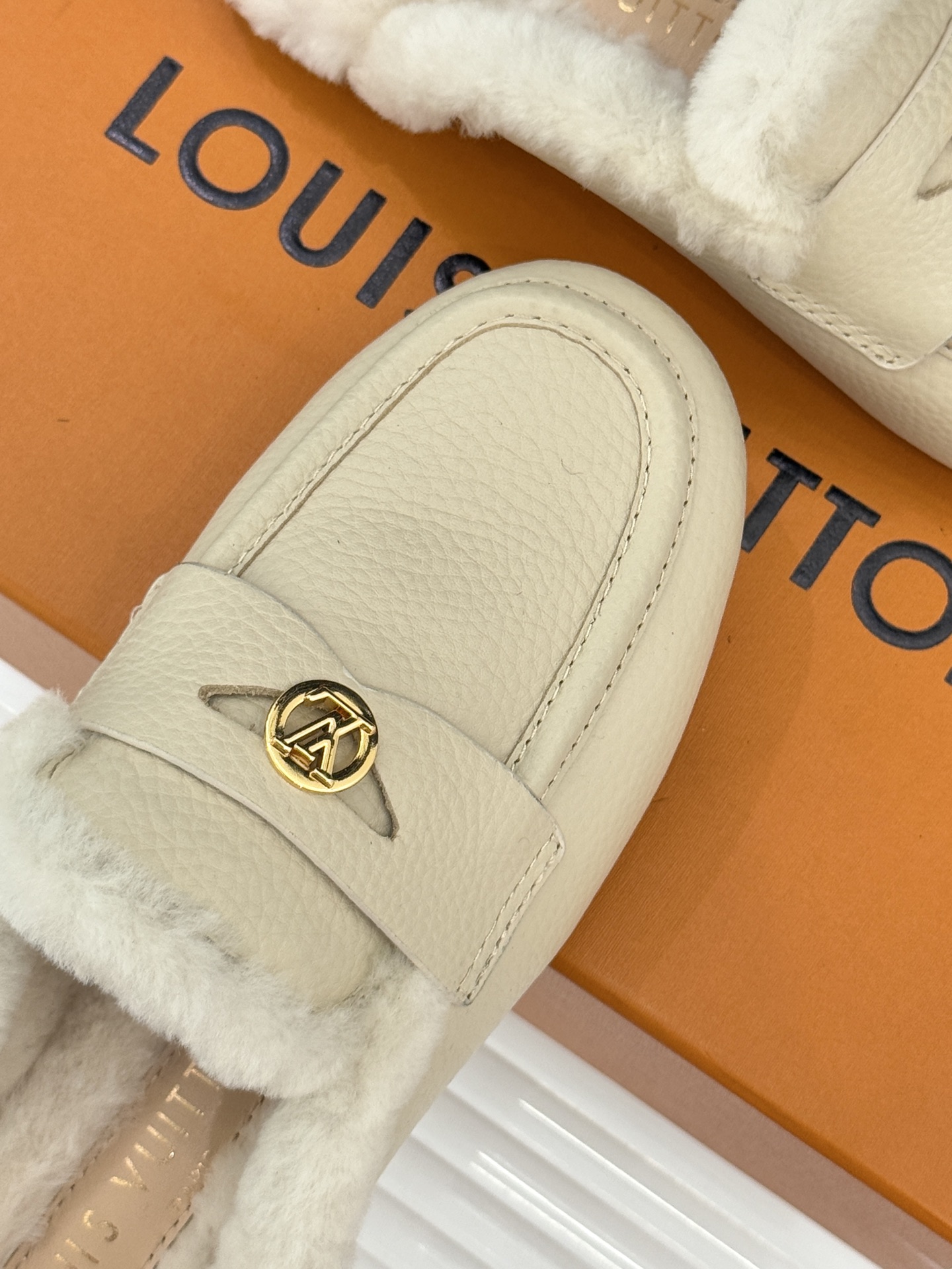 驴家25WF新品金属圆标穆勒半拖毛拖当LV百年奢雅基因邂逅穆勒鞋的慵懒精髓这双毛拖以柔暖质感与标志性设计