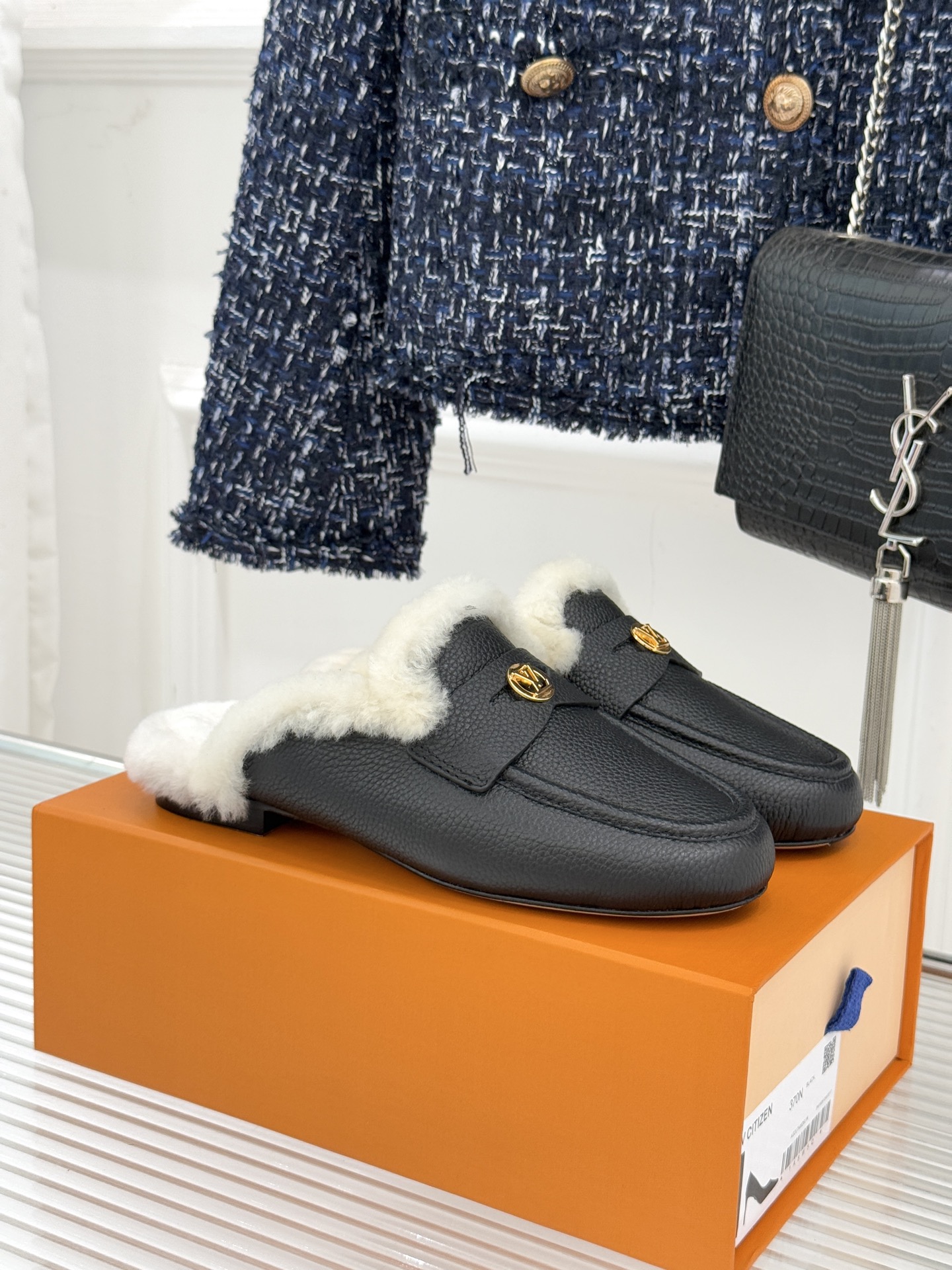 NO:594674,Lujia 25WF new metal round mark Mule half-slippers When LV’s century-old elegance gene meets the lazy essence of Mule shoes, this pair of slippers has a soft and warm texture and iconic design. The finishing touch of the shoe body is undoubtedly the retro metal roundels. The gilt hardware engraved with the classic LV logo shines brightly. It is not only the visual code of the brand’s century-old heritage, but also an excellent footnote of low-key luxury. The toe design is both elegant and practical.  The wool material is both warm and soft to the touch, keeping feet warm from late autumn to early winter. The breathable leather base avoids the trouble of stuffiness and moisture. This pair of mules fur slippers is not only a seasonal item, but also Louis Vuitton's balanced interpretation of comfort and luxury. Wrapped in soft wool for daily use, the metal roundel highlights the style, allowing every step to find the perfect balance between laziness and sophistication. It has become an all-season style companion for urban women. The fabric is made of original custom-made Niu Jing.  The lining and toes are made of imported wool. The genuine leather outsole imported from Italy is size 35-39 (customized 40/41/42), semi-shoes, louis vuitton, louis vuitton, louis vuitton, louis vuitton, Leather soles.19860909驴家25WF新品金属圆标穆勒半拖毛拖 当LV百年奢雅基因邂逅穆勒鞋的慵懒精髓 这双毛拖以柔暖质感与标志性设计 鞋身点睛之笔当属复古金属圆标 镌刻经典LV标识的鎏金硬件熠熠生辉 既是品牌百年传承的视觉密码 亦是低调奢华的绝佳注脚. 包头设计兼顾优雅与实用 羊毛材质兼具保暖与柔糯触感 从深秋到早冬都能守护足部暖意 透气皮革基底则避免闷湿困扰. 这双穆勒毛拖不止是季节单品 更是路易威登对舒适与奢华的平衡诠释 用柔软羊毛包裹日常 以金属圆标彰显格调 让每一步都在慵懒与精致间找到完美平衡 成为都市女性四季皆宜的风格伴侣. 面料采用原版定制牛京 内里踮脚均为进口羊毛 意大利进口真皮大底 size35-39（40/41/42定制）,半拖毛毛鞋,louis vuitton,louis vuitton,louis vuitton,louis vuitton,Leather soles,Women's Shoes