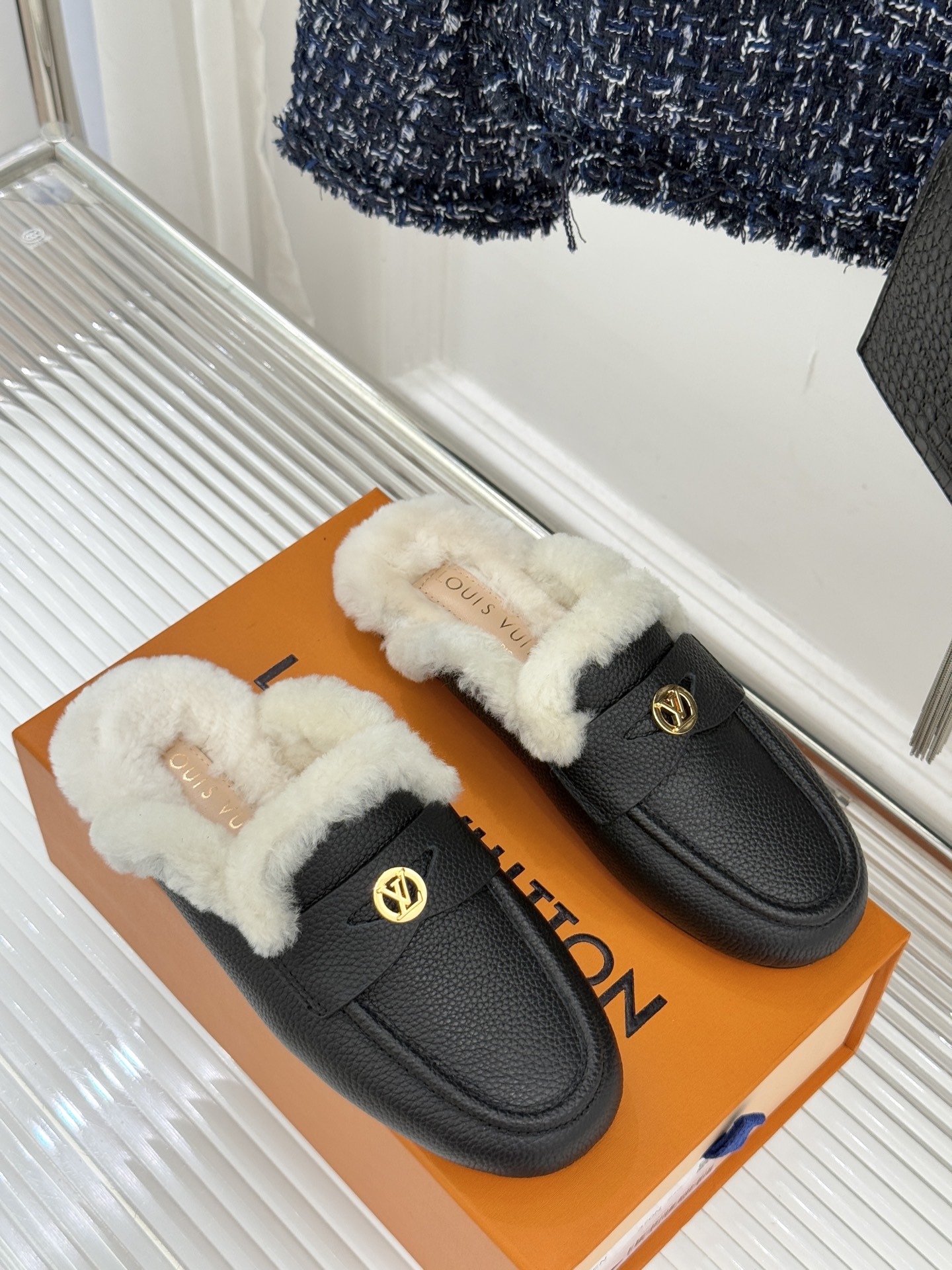 驴家25WF新品金属圆标穆勒半拖毛拖当LV百年奢雅基因邂逅穆勒鞋的慵懒精髓这双毛拖以柔暖质感与标志性设计
