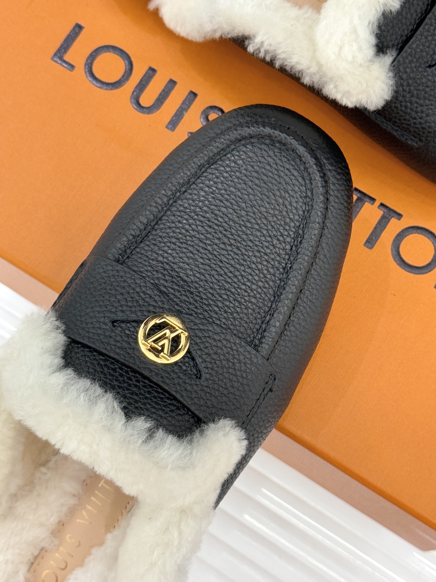 驴家25WF新品金属圆标穆勒半拖毛拖当LV百年奢雅基因邂逅穆勒鞋的慵懒精髓这双毛拖以柔暖质感与标志性设计