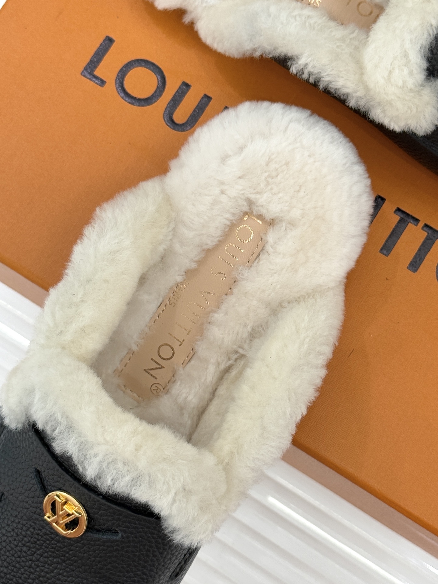 驴家25WF新品金属圆标穆勒半拖毛拖当LV百年奢雅基因邂逅穆勒鞋的慵懒精髓这双毛拖以柔暖质感与标志性设计