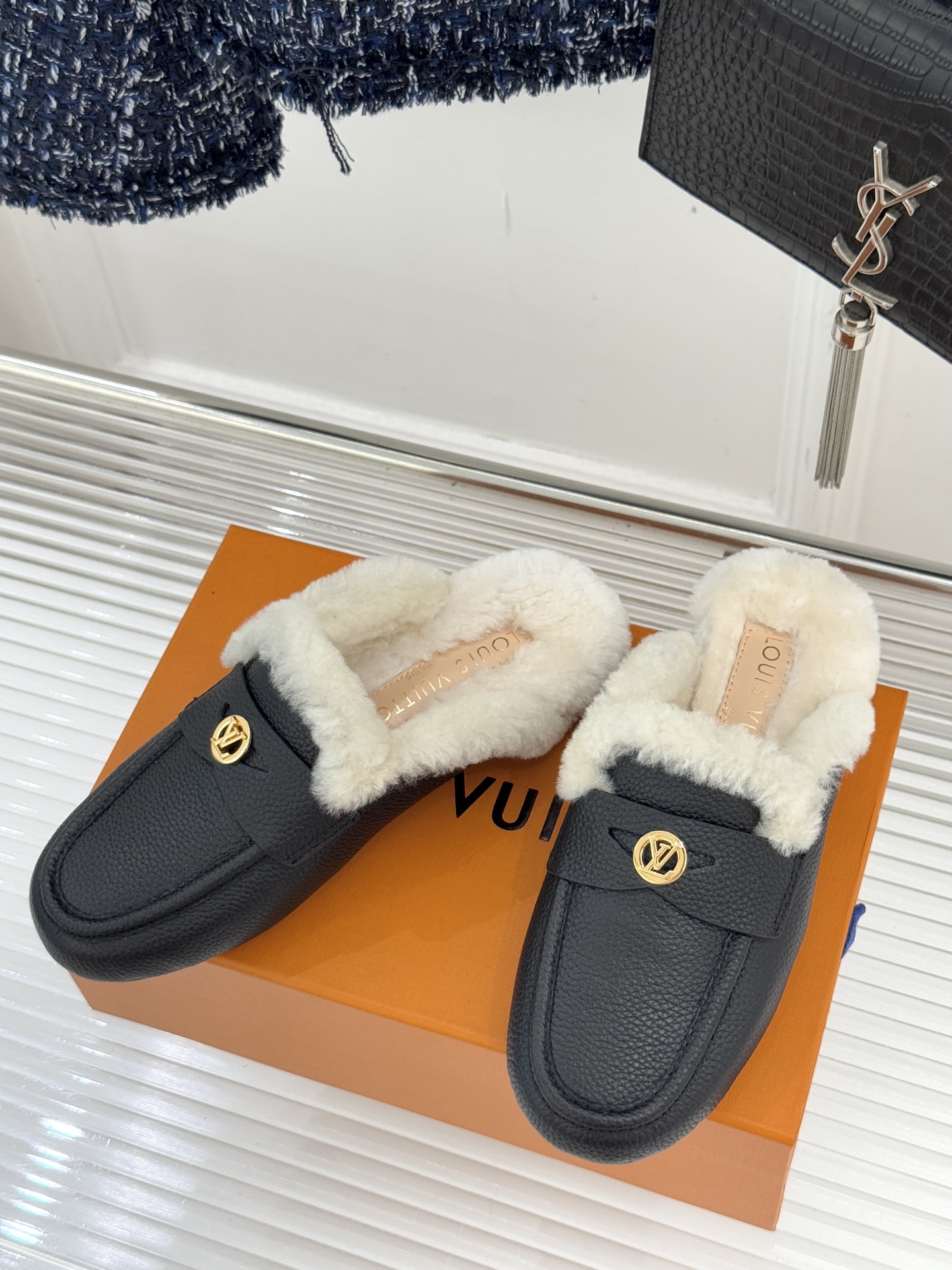 驴家25WF新品金属圆标穆勒半拖毛拖当LV百年奢雅基因邂逅穆勒鞋的慵懒精髓这双毛拖以柔暖质感与标志性设计