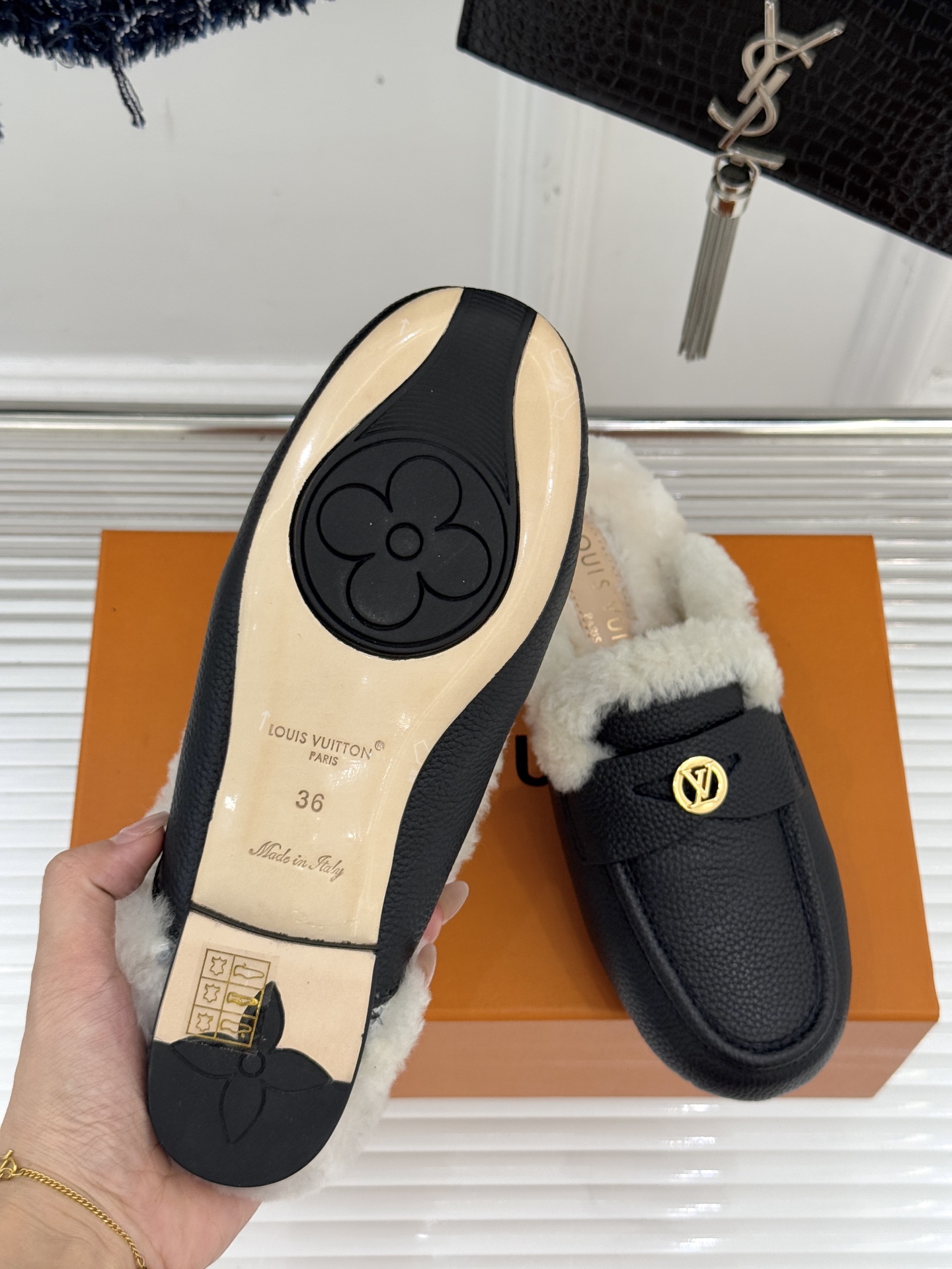 驴家25WF新品金属圆标穆勒半拖毛拖当LV百年奢雅基因邂逅穆勒鞋的慵懒精髓这双毛拖以柔暖质感与标志性设计