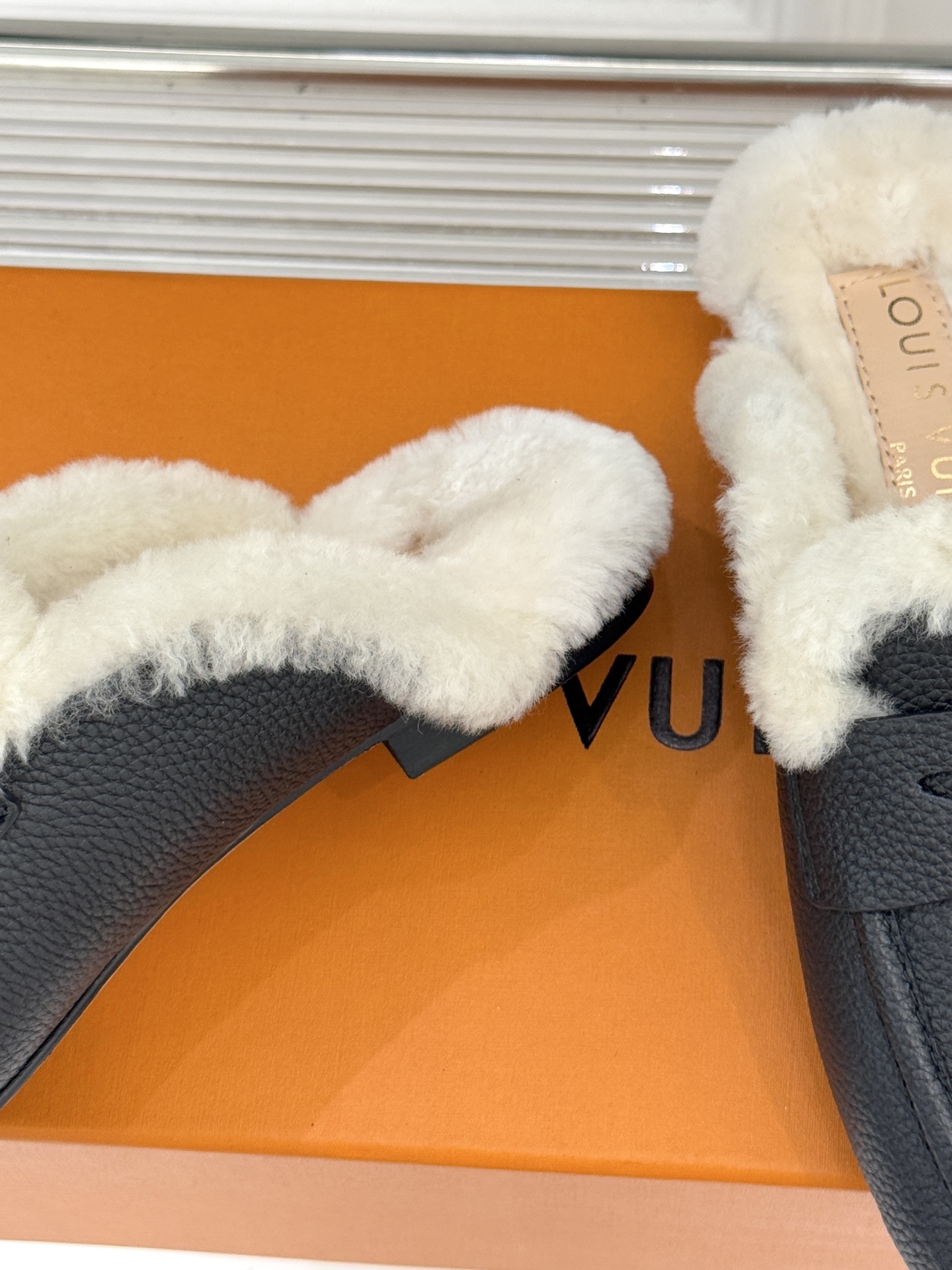 驴家25WF新品金属圆标穆勒半拖毛拖当LV百年奢雅基因邂逅穆勒鞋的慵懒精髓这双毛拖以柔暖质感与标志性设计