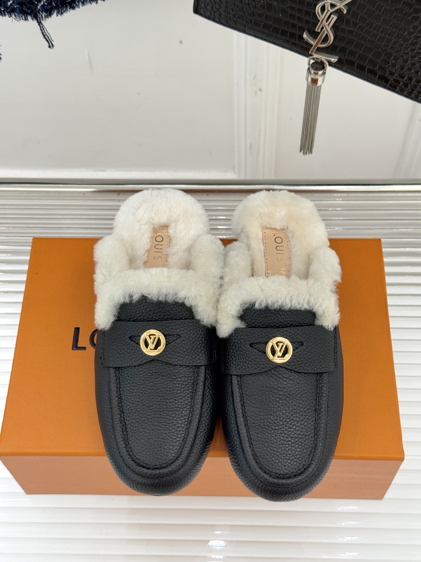 驴家25WF新品金属圆标穆勒半拖毛拖当LV百年奢雅基因邂逅穆勒鞋的慵懒精髓这双毛拖以柔暖质感与标志性设计