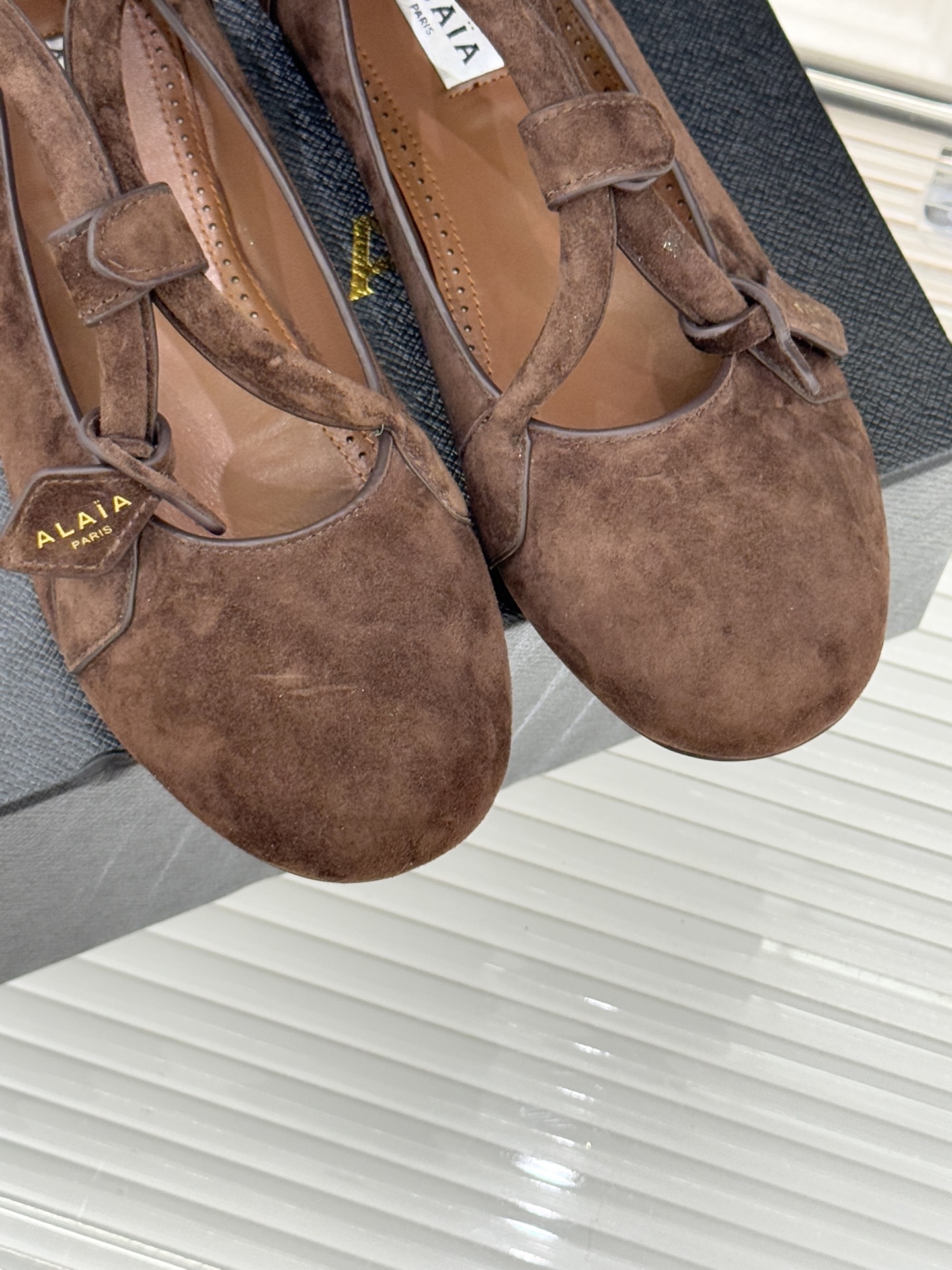 ALAIA/阿莱亚25WF新品复古手袋系列玛丽珍鞋当1992年的经典廓形重逢80年代的性感基因ALAIA