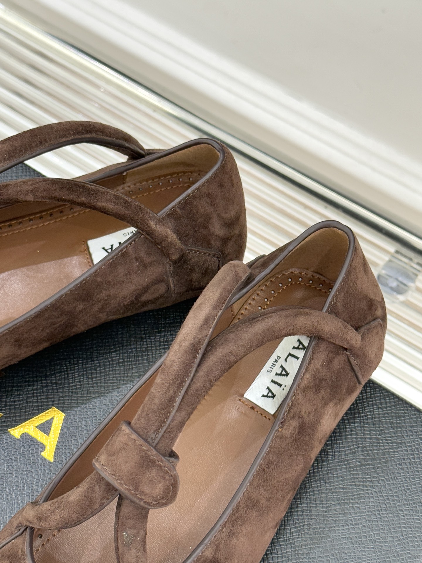 ALAIA/阿莱亚25WF新品复古手袋系列玛丽珍鞋当1992年的经典廓形重逢80年代的性感基因ALAIA