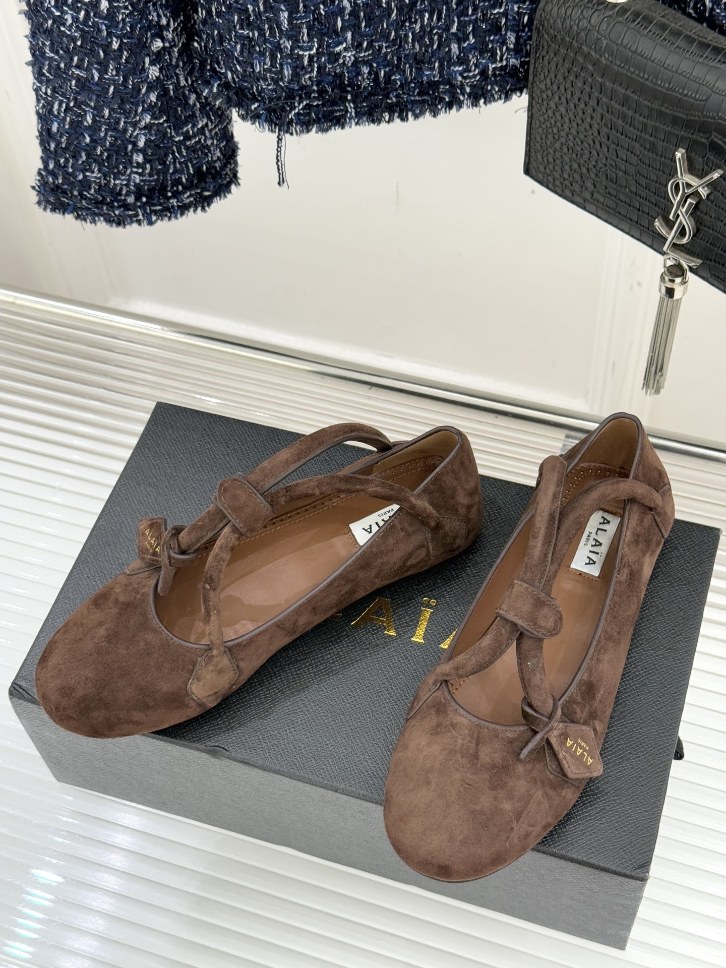 ALAIA/阿莱亚25WF新品复古手袋系列玛丽珍鞋当1992年的经典廓形重逢80年代的性感基因ALAIA