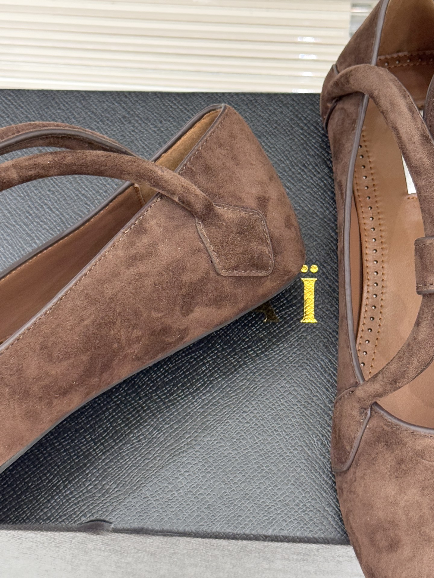 ALAIA/阿莱亚25WF新品复古手袋系列玛丽珍鞋当1992年的经典廓形重逢80年代的性感基因ALAIA