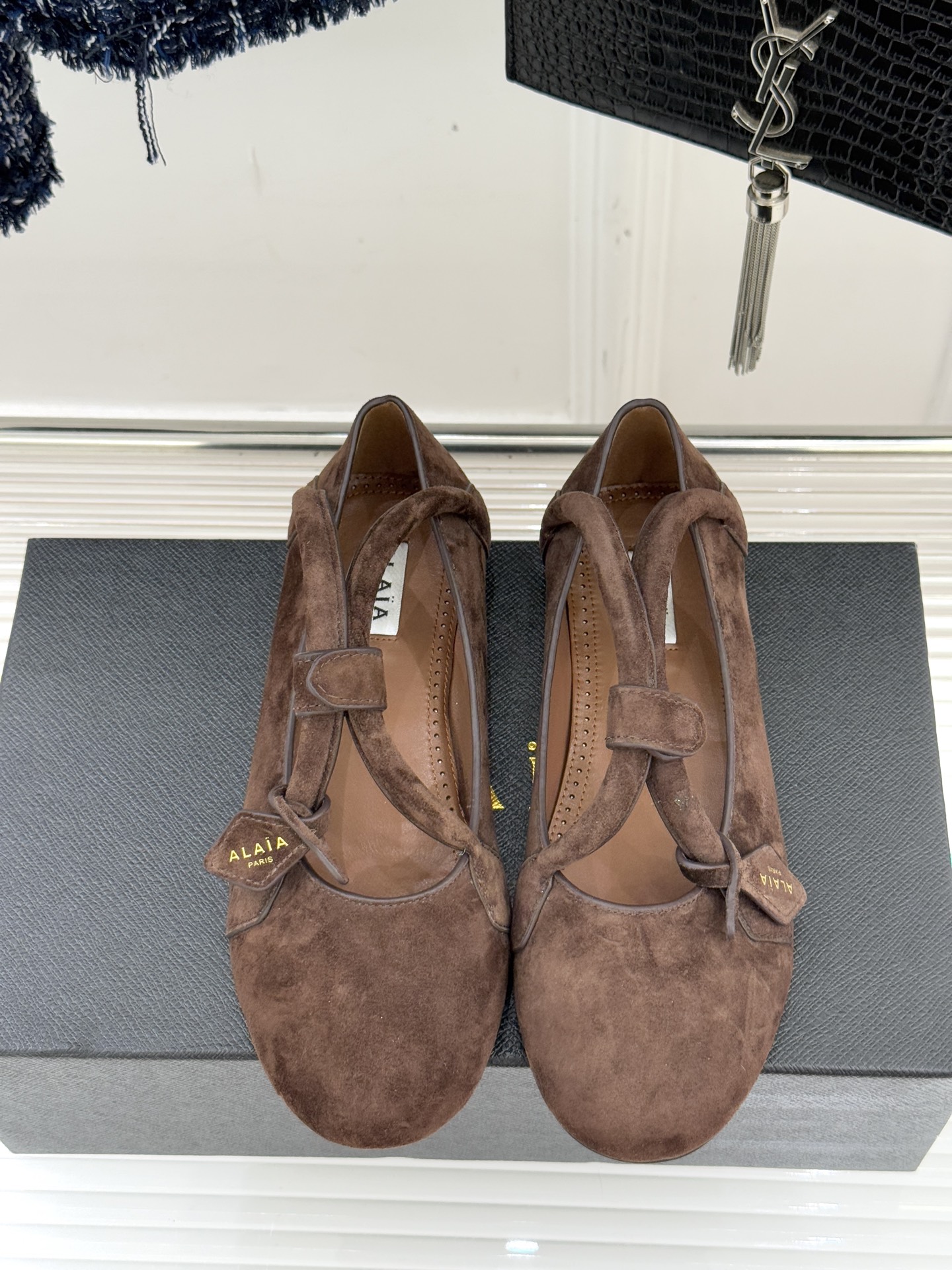 ALAIA/阿莱亚25WF新品复古手袋系列玛丽珍鞋当1992年的经典廓形重逢80年代的性感基因ALAIA