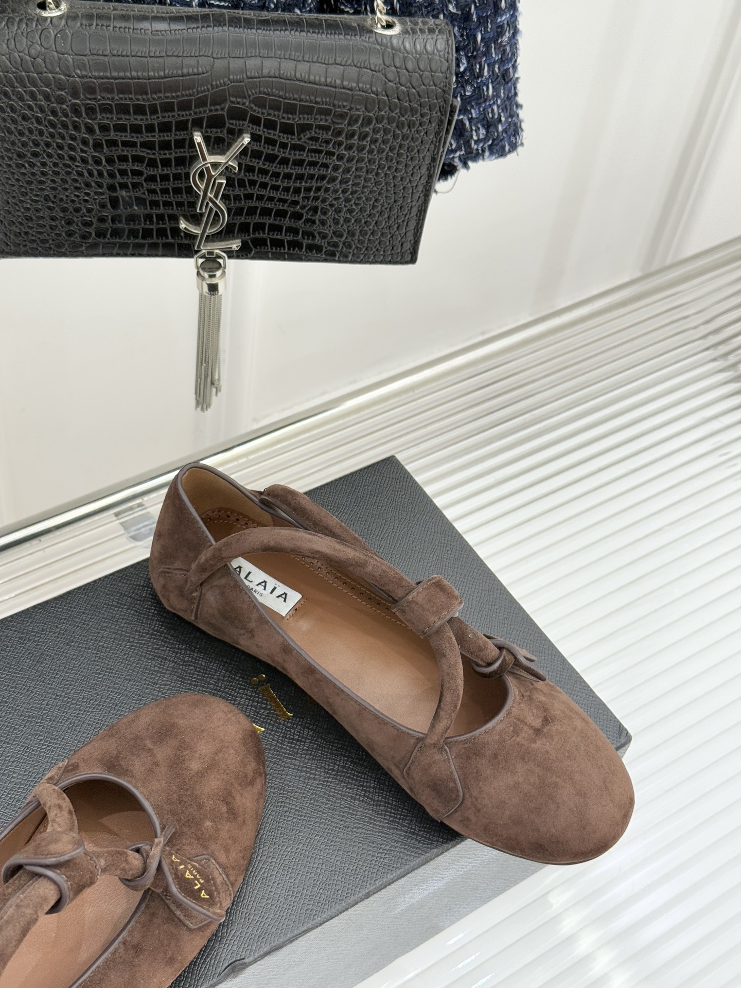 ALAIA/阿莱亚25WF新品复古手袋系列玛丽珍鞋当1992年的经典廓形重逢80年代的性感基因ALAIA