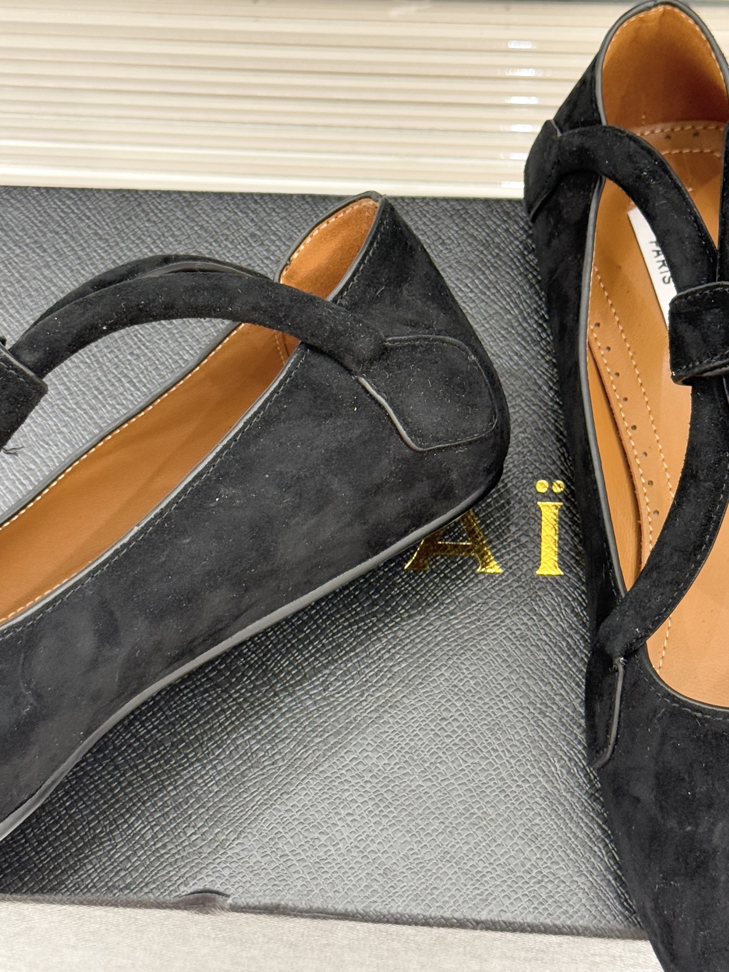 ALAIA/阿莱亚25WF新品复古手袋系列玛丽珍鞋当1992年的经典廓形重逢80年代的性感基因ALAIA