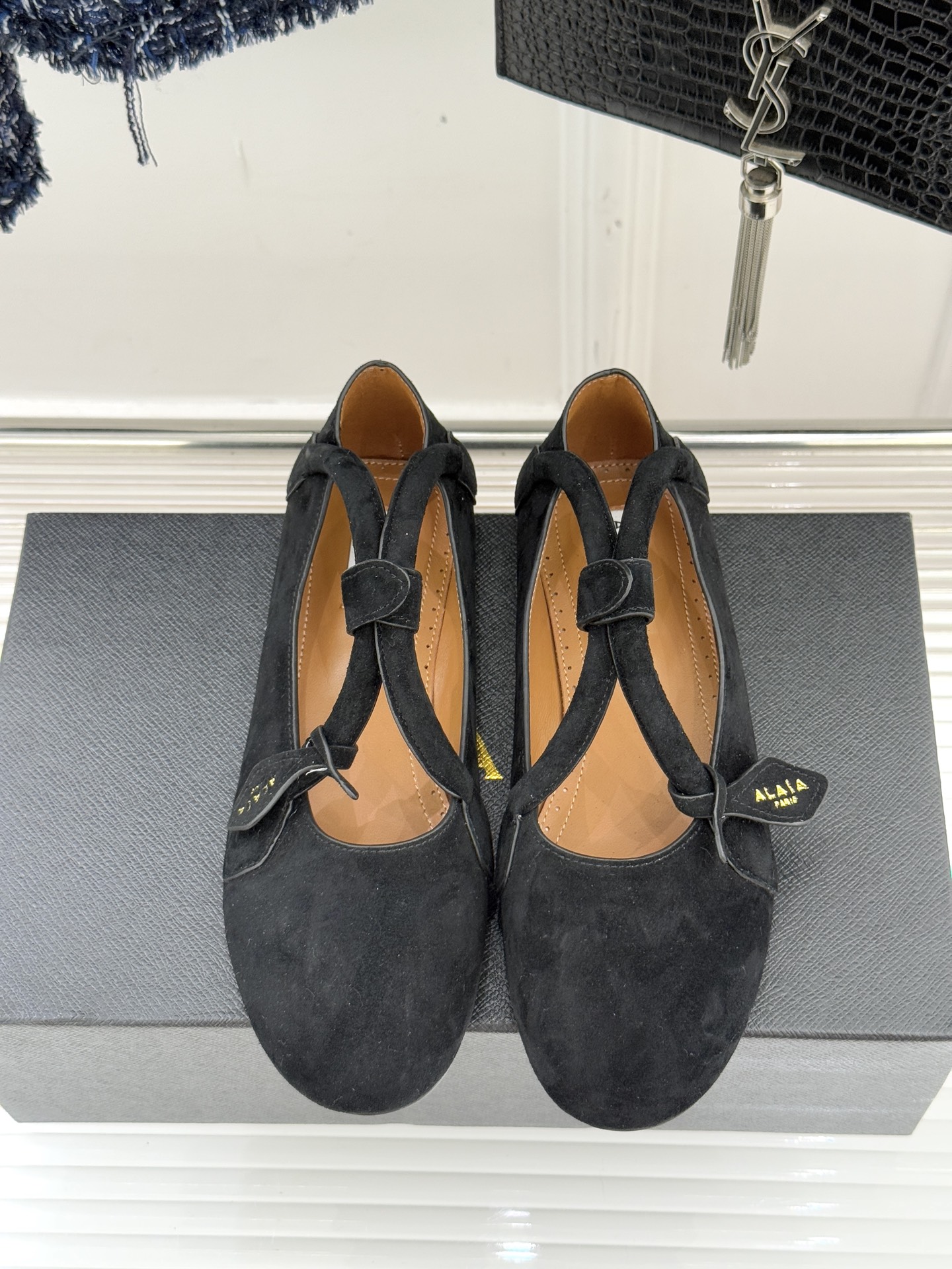 ALAIA/阿莱亚25WF新品复古手袋系列玛丽珍鞋当1992年的经典廓形重逢80年代的性感基因ALAIA