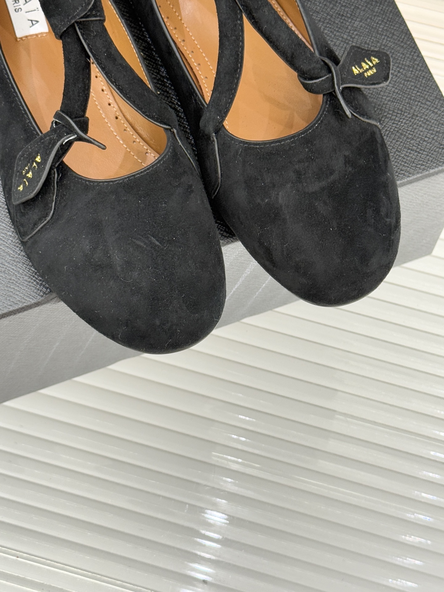 ALAIA/阿莱亚25WF新品复古手袋系列玛丽珍鞋当1992年的经典廓形重逢80年代的性感基因ALAIA