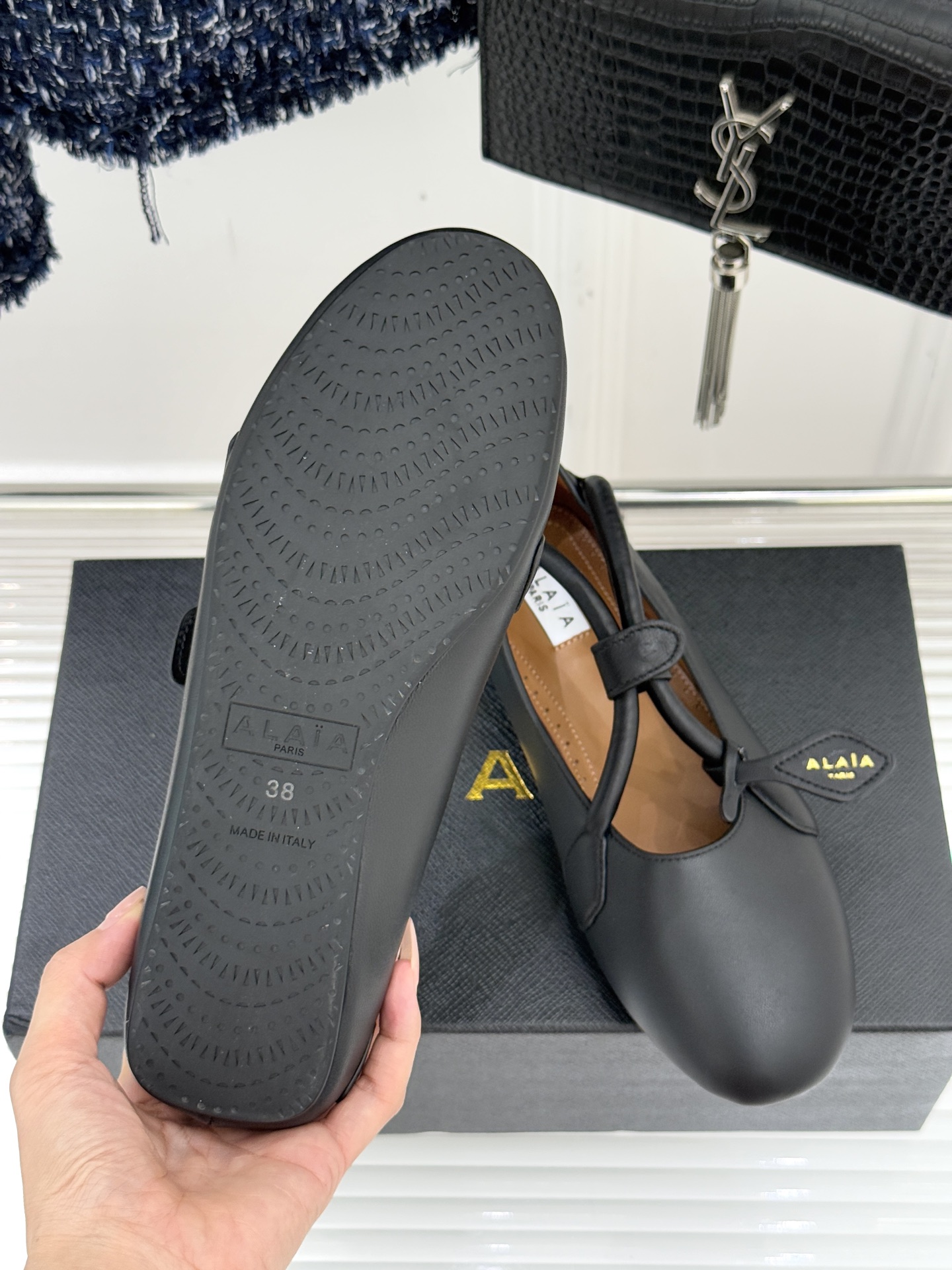 ALAIA/阿莱亚25WF新品复古手袋系列玛丽珍鞋当1992年的经典廓形重逢80年代的性感基因ALAIA