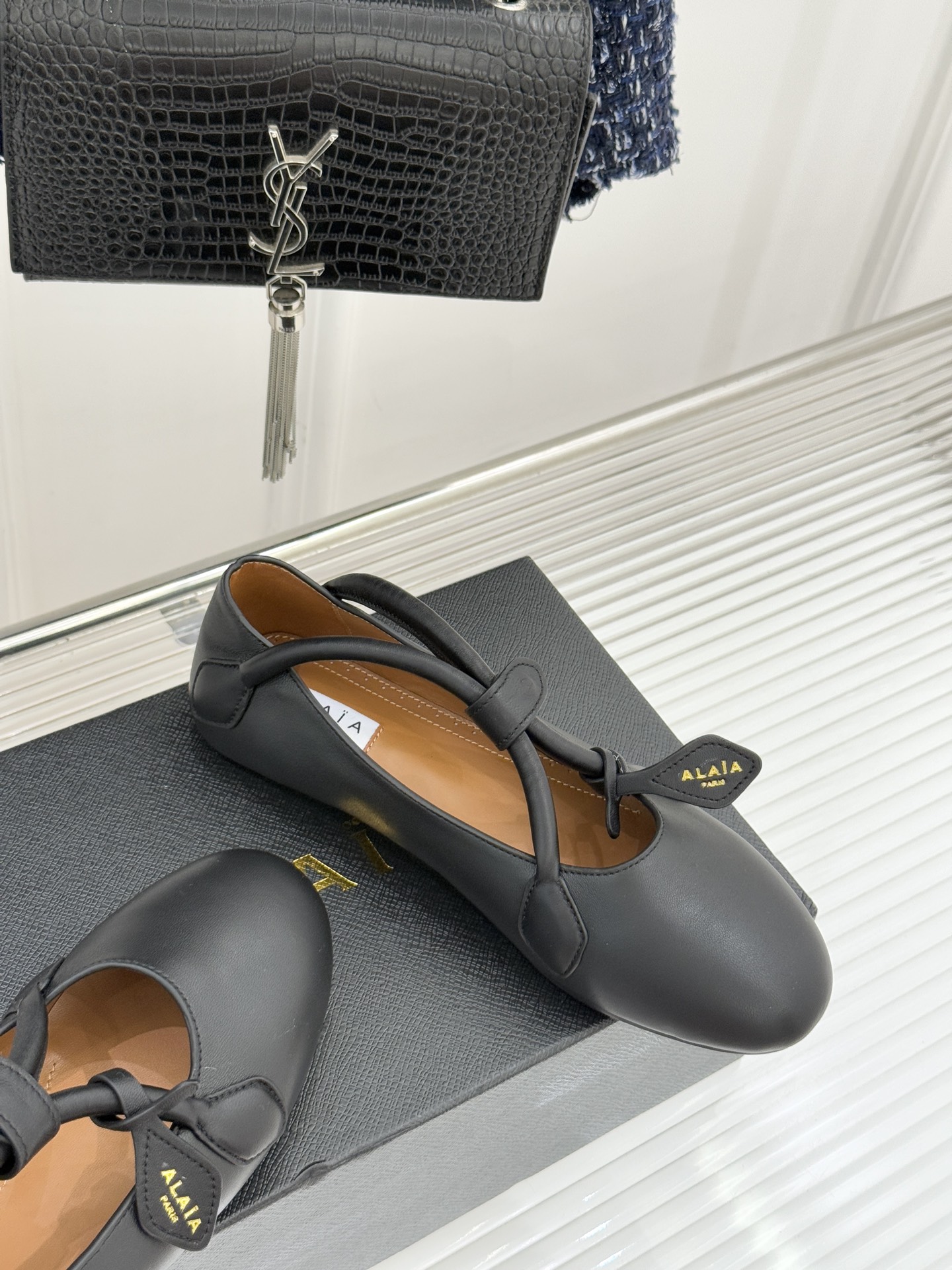 ALAIA/阿莱亚25WF新品复古手袋系列玛丽珍鞋当1992年的经典廓形重逢80年代的性感基因ALAIA