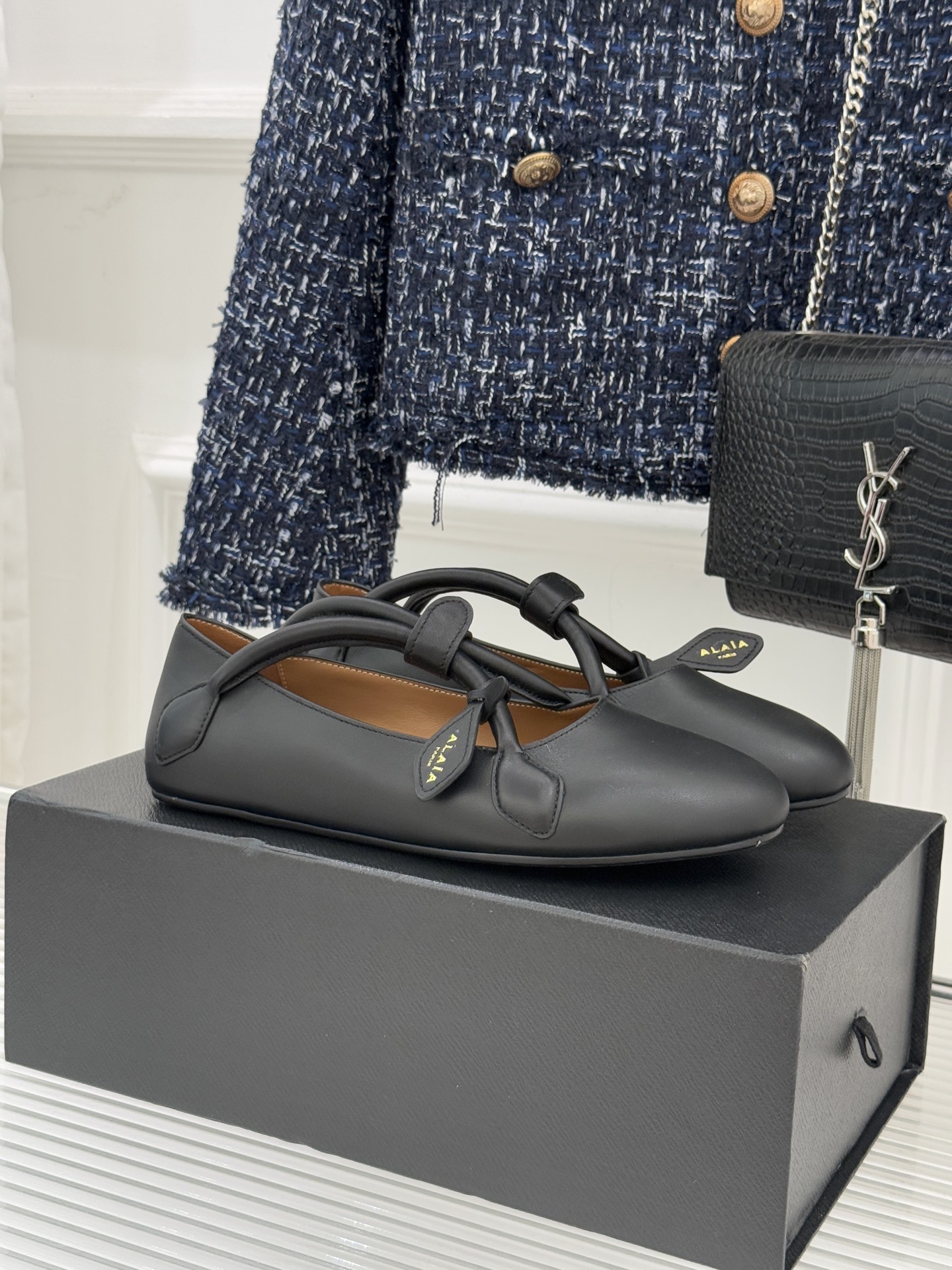 ALAIA/阿莱亚25WF新品复古手袋系列玛丽珍鞋当1992年的经典廓形重逢80年代的性感基因ALAIA