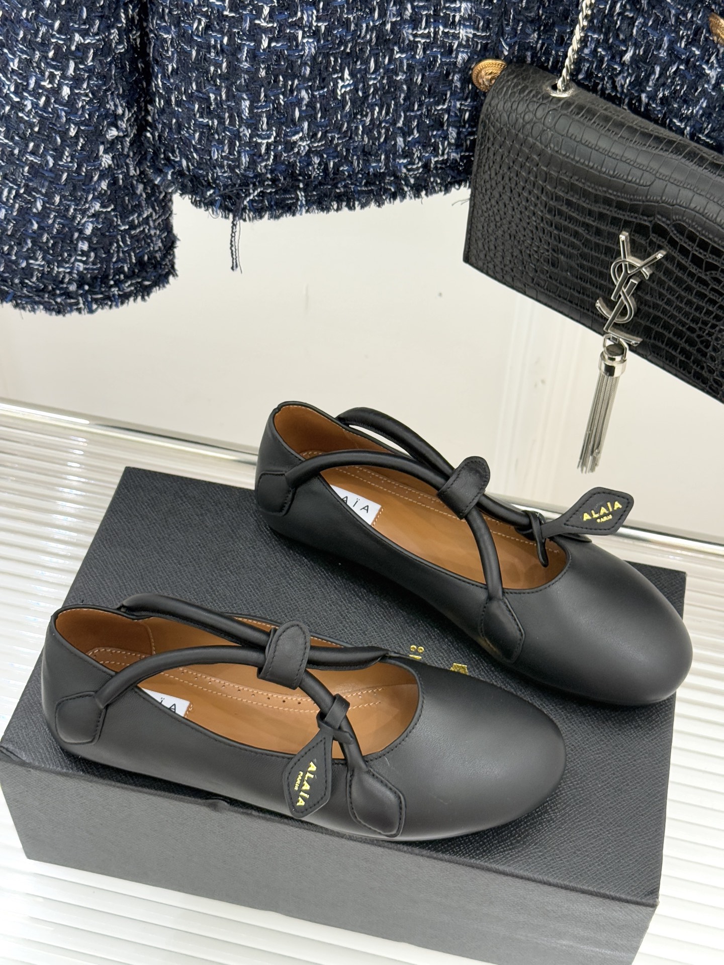 ALAIA/阿莱亚25WF新品复古手袋系列玛丽珍鞋当1992年的经典廓形重逢80年代的性感基因ALAIA