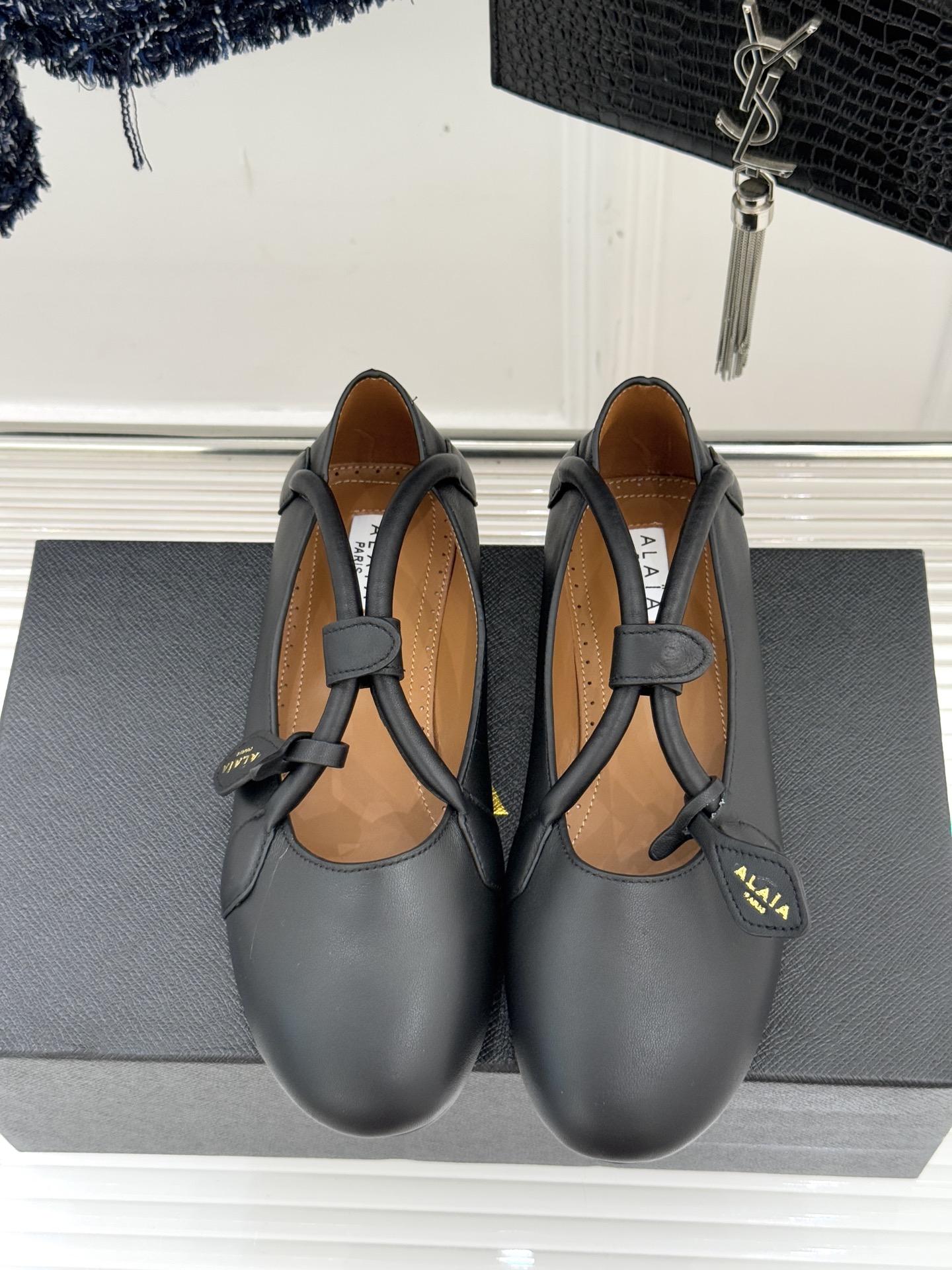 ALAIA/阿莱亚25WF新品复古手袋系列玛丽珍鞋当1992年的经典廓形重逢80年代的性感基因ALAIA