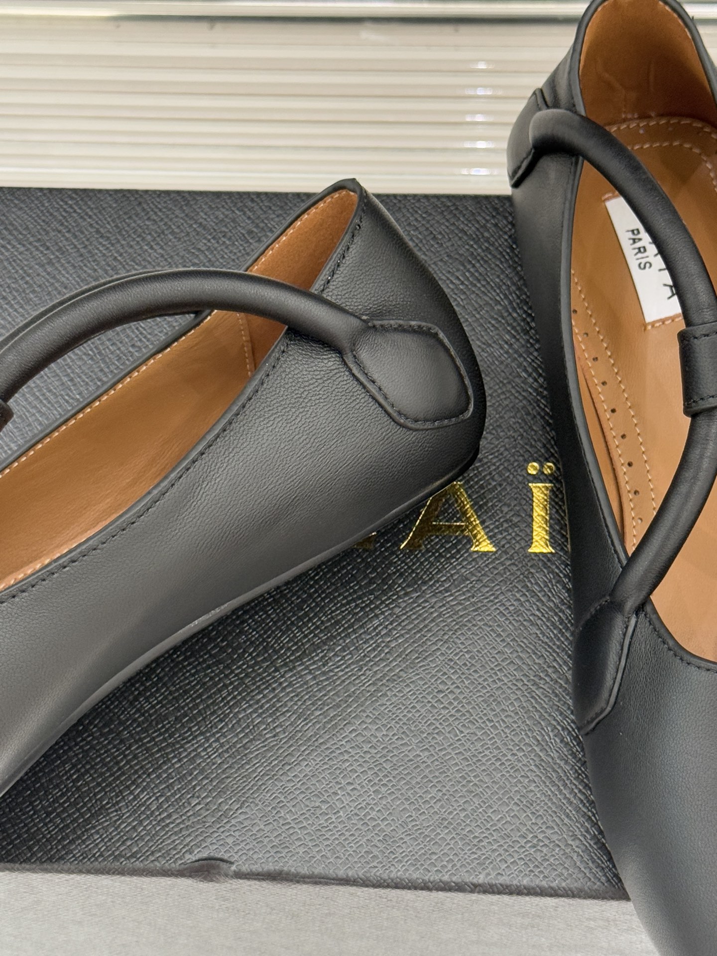 ALAIA/阿莱亚25WF新品复古手袋系列玛丽珍鞋当1992年的经典廓形重逢80年代的性感基因ALAIA