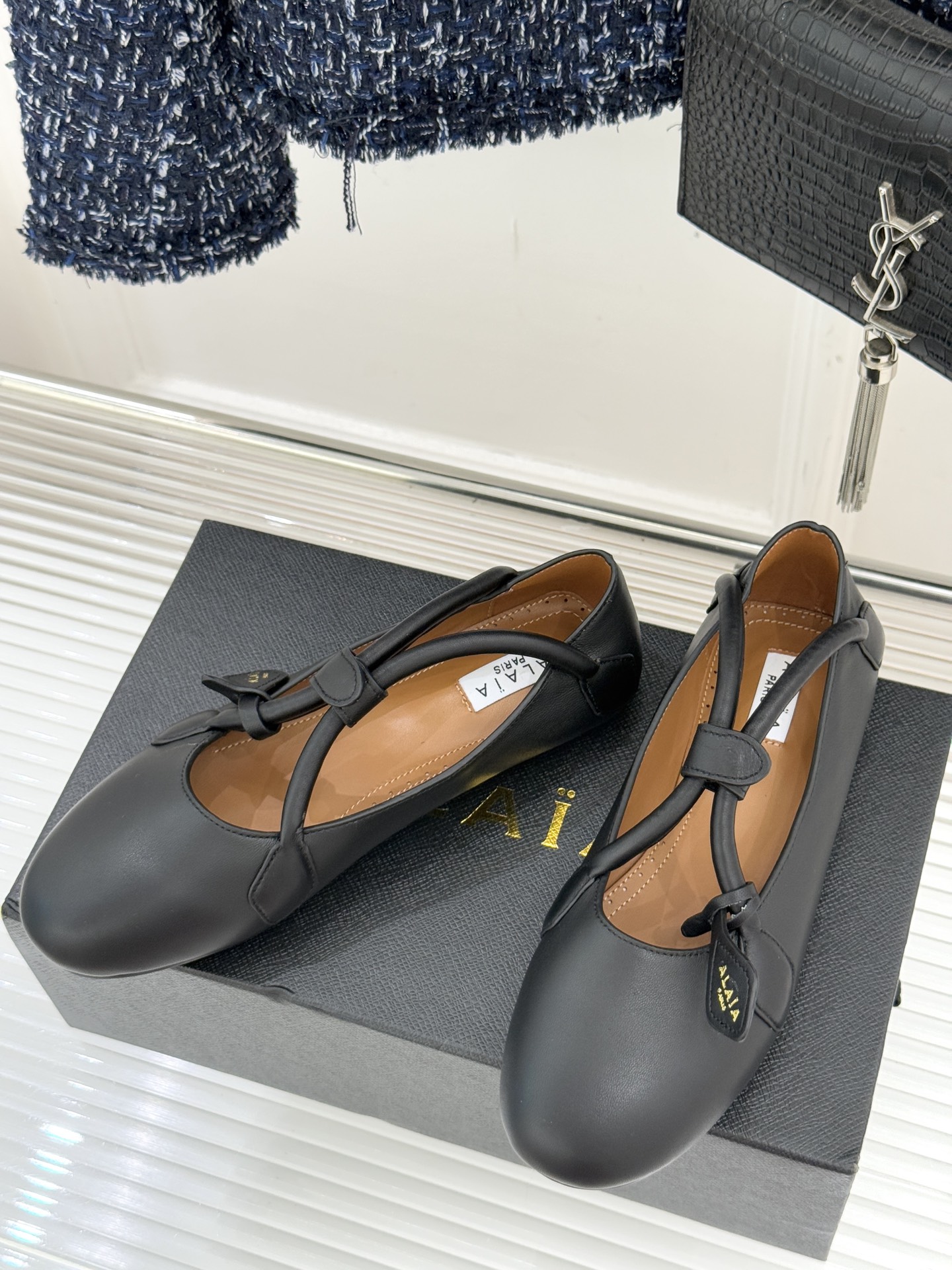 ALAIA/阿莱亚25WF新品复古手袋系列玛丽珍鞋当1992年的经典廓形重逢80年代的性感基因ALAIA