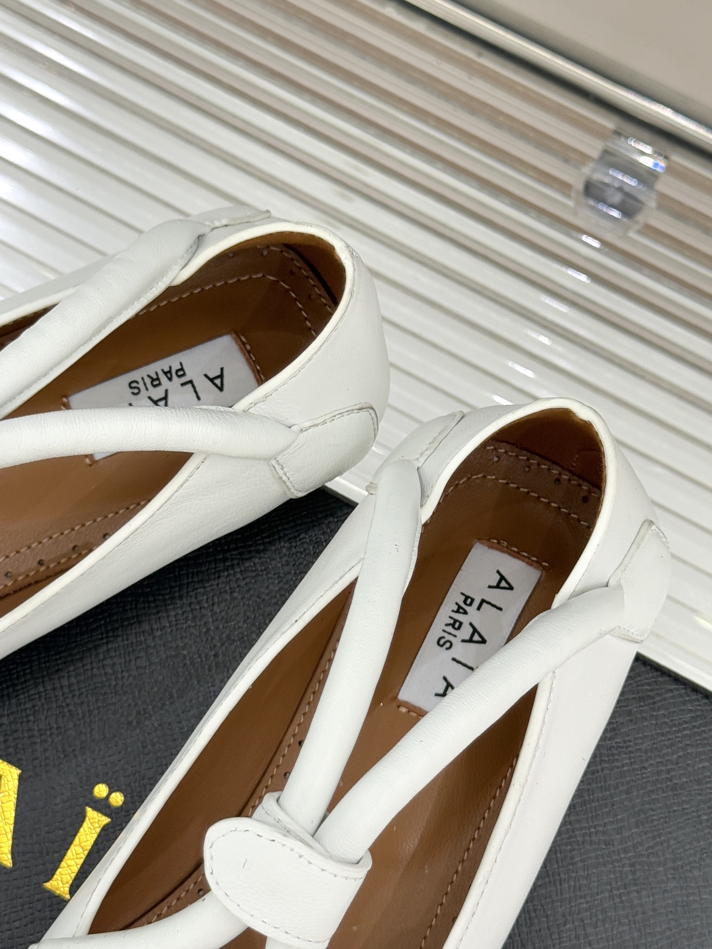 ALAIA/阿莱亚25WF新品复古手袋系列玛丽珍鞋当1992年的经典廓形重逢80年代的性感基因ALAIA