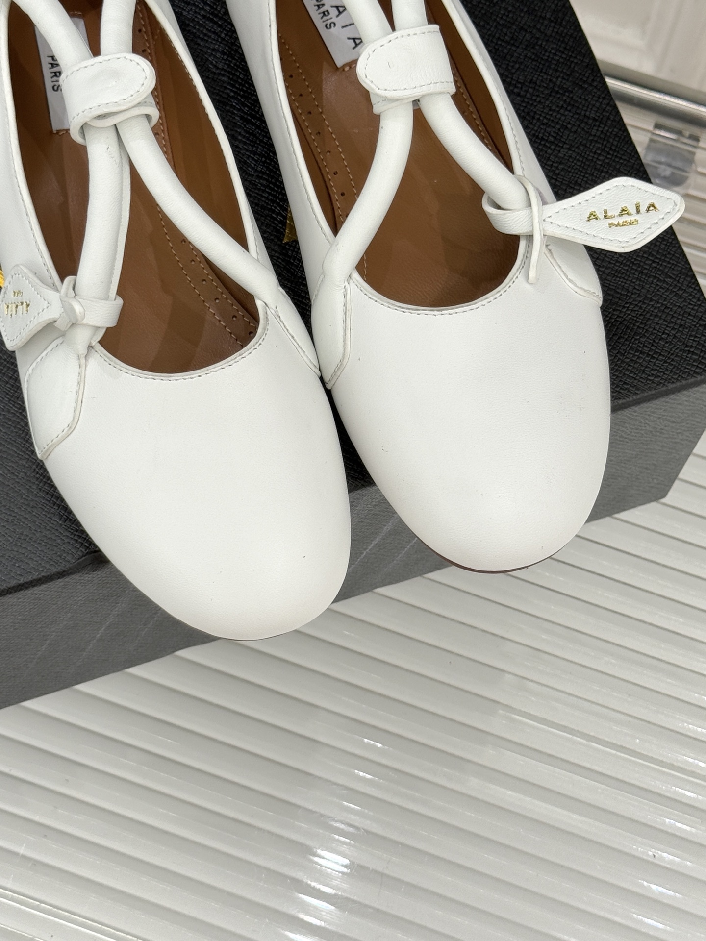 ALAIA/阿莱亚25WF新品复古手袋系列玛丽珍鞋当1992年的经典廓形重逢80年代的性感基因ALAIA