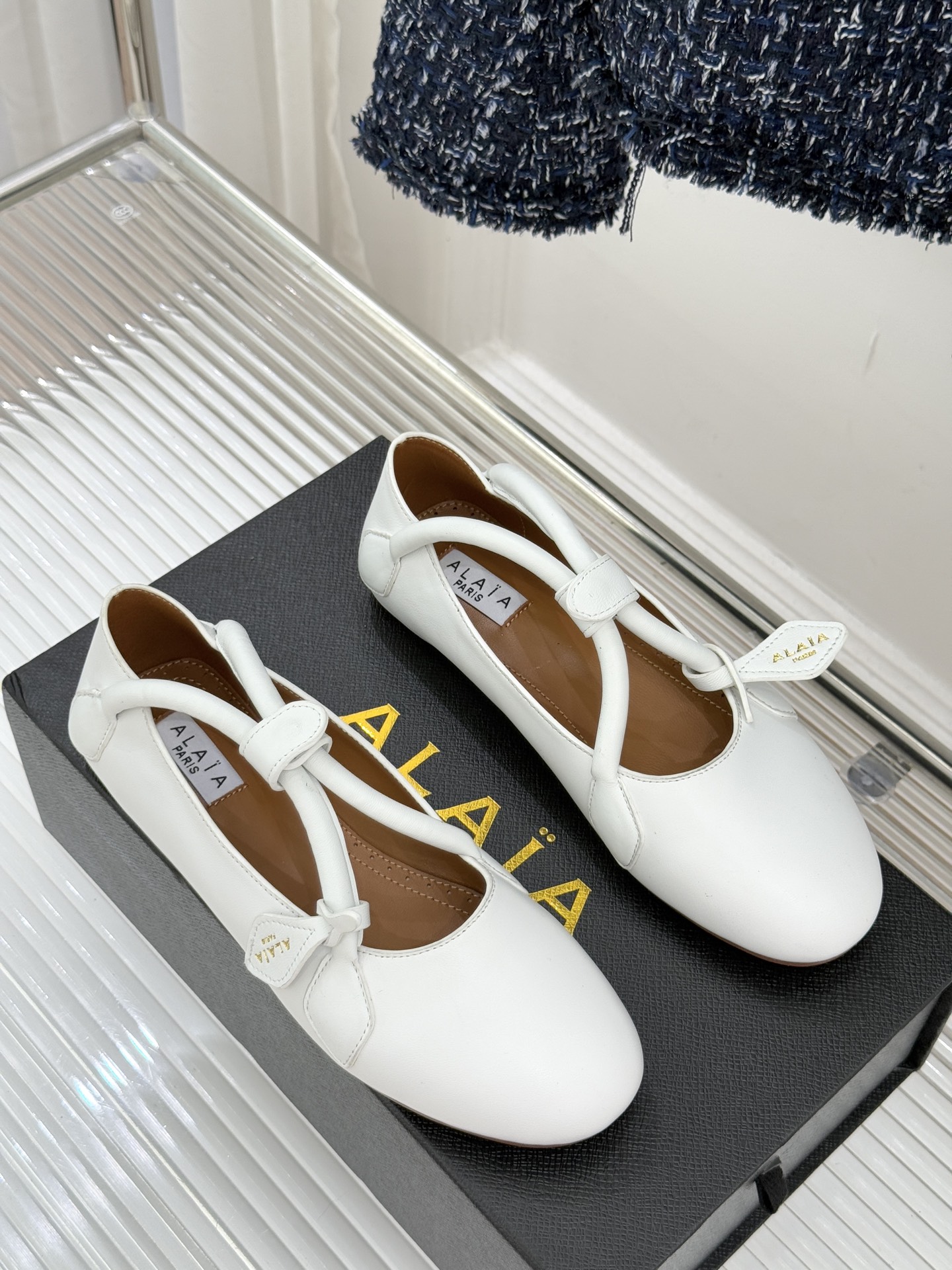 ALAIA/阿莱亚25WF新品复古手袋系列玛丽珍鞋当1992年的经典廓形重逢80年代的性感基因ALAIA