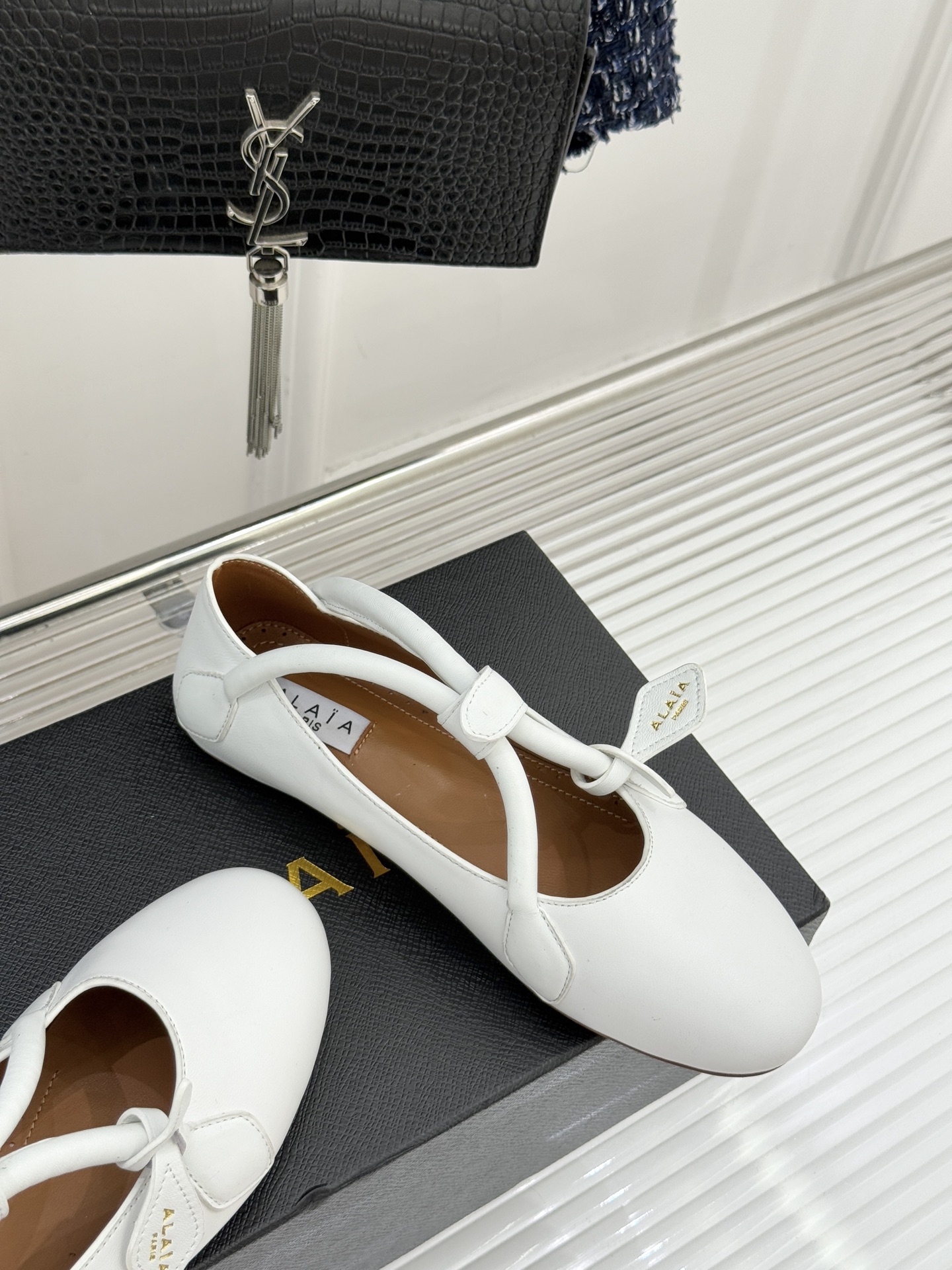 ALAIA/阿莱亚25WF新品复古手袋系列玛丽珍鞋当1992年的经典廓形重逢80年代的性感基因ALAIA