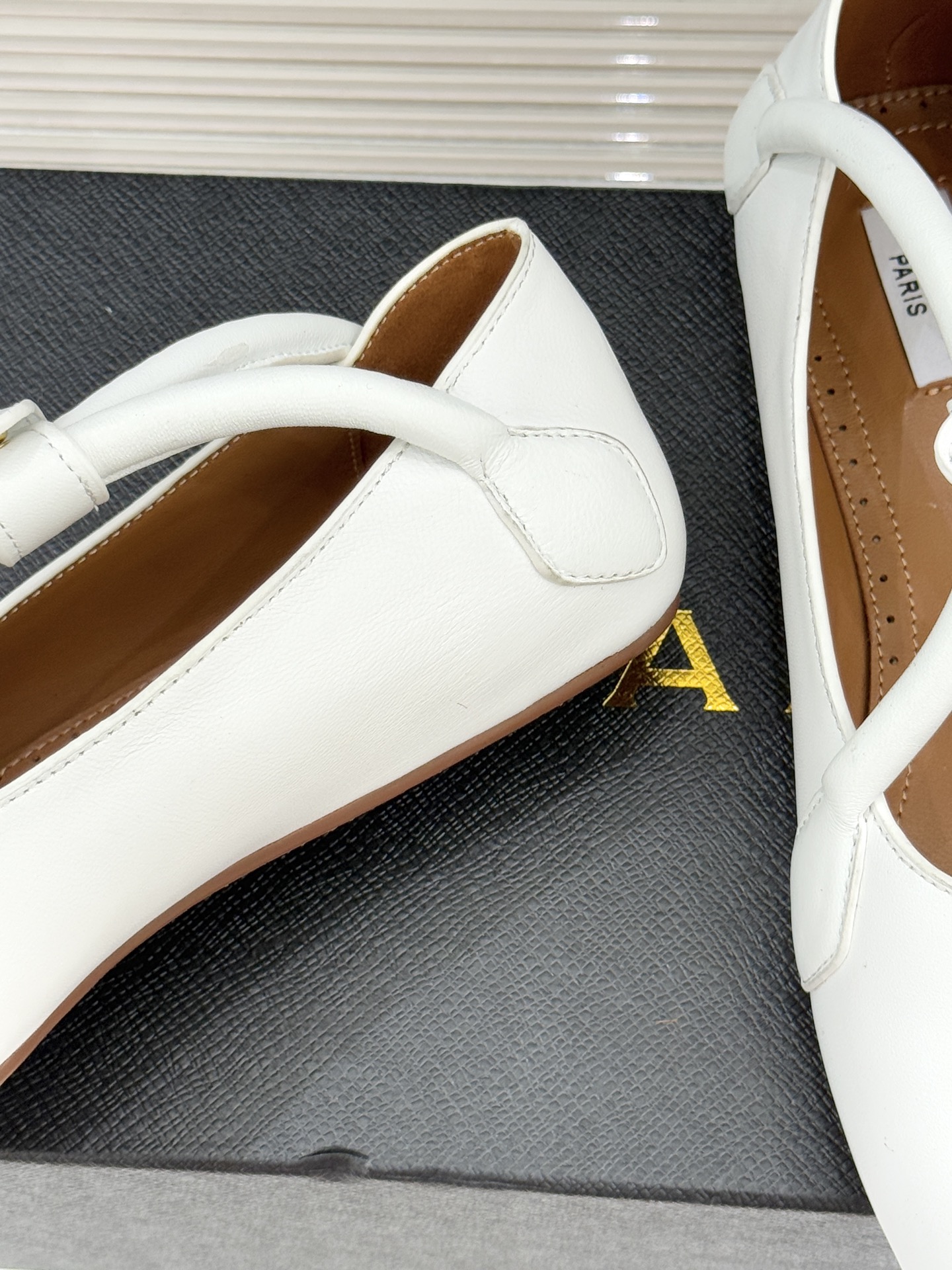 ALAIA/阿莱亚25WF新品复古手袋系列玛丽珍鞋当1992年的经典廓形重逢80年代的性感基因ALAIA